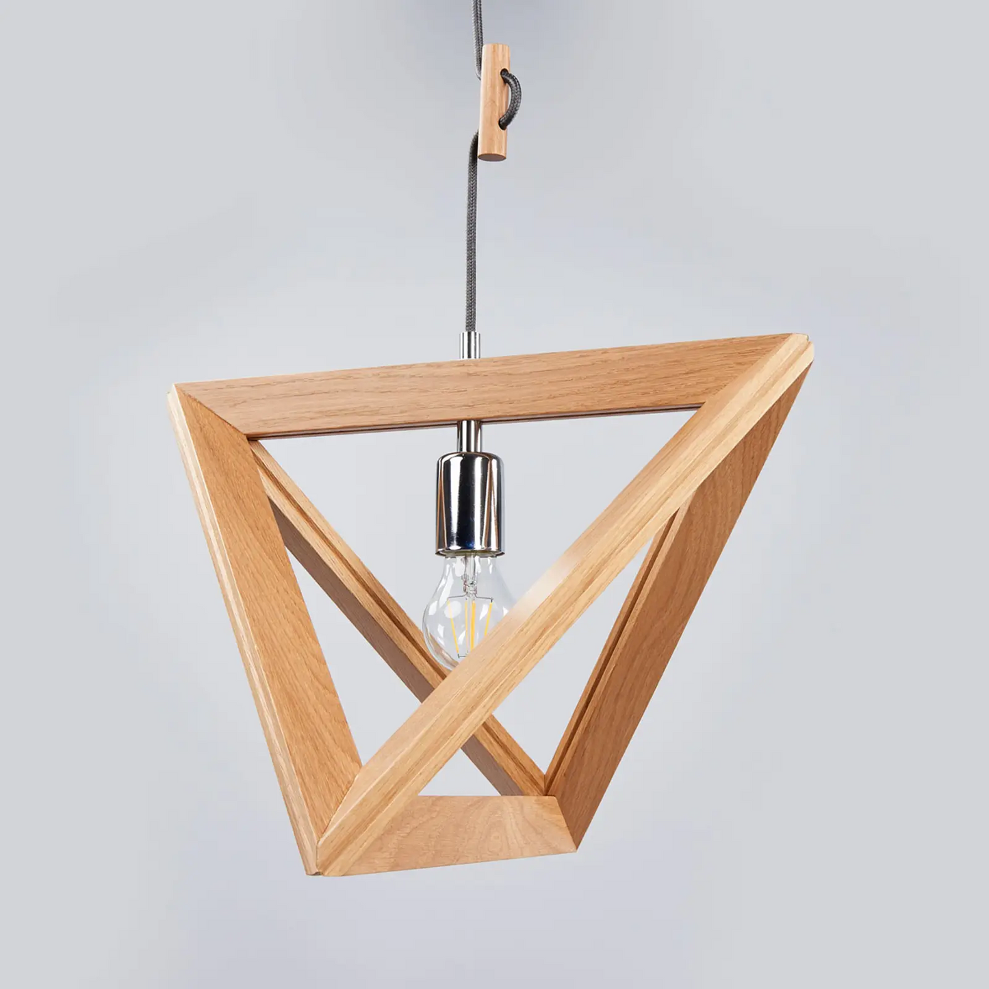 Medinis pakabinamas šviestuvas Trigonon