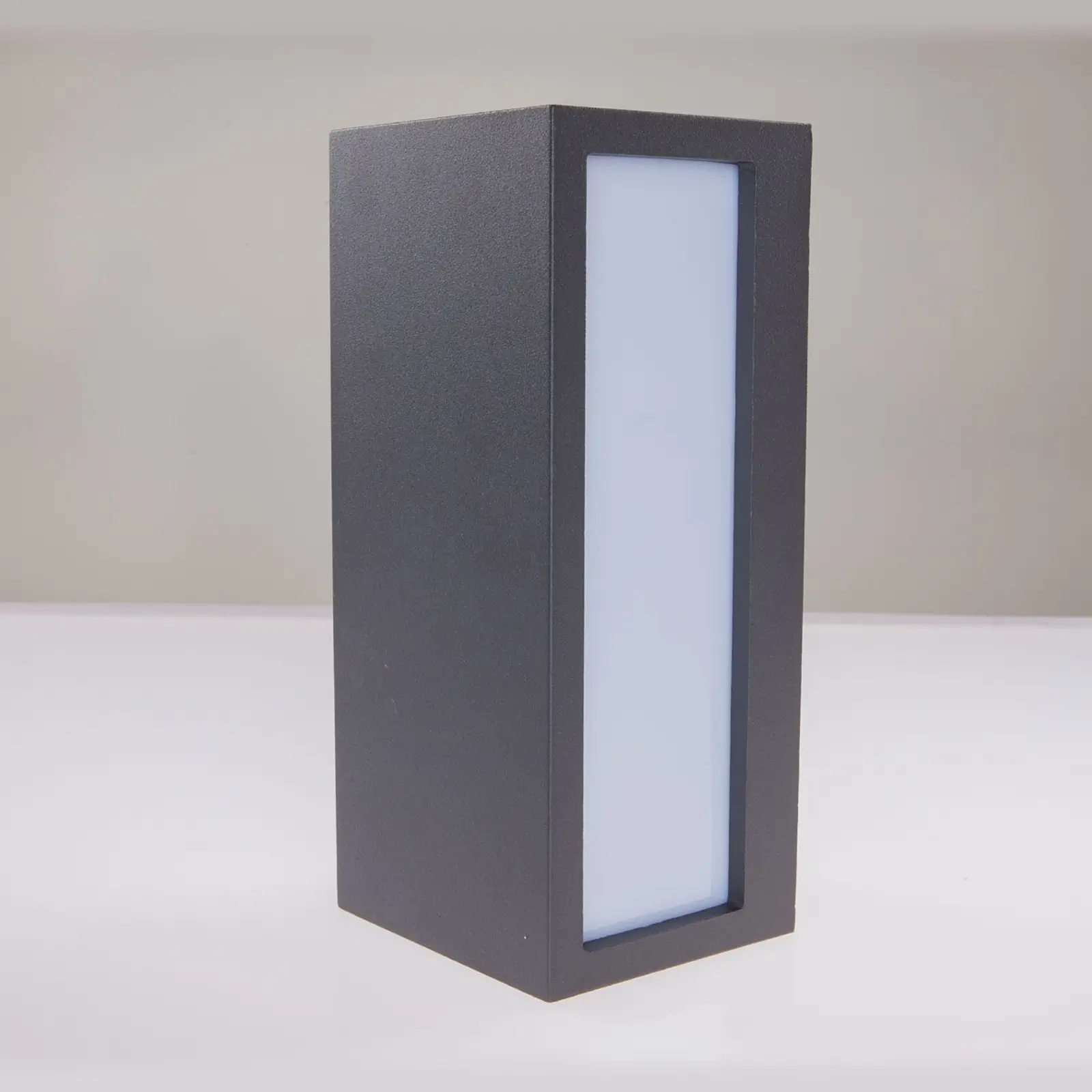 Bente – kampinis lauko sieninis šviestuvas, grafitas