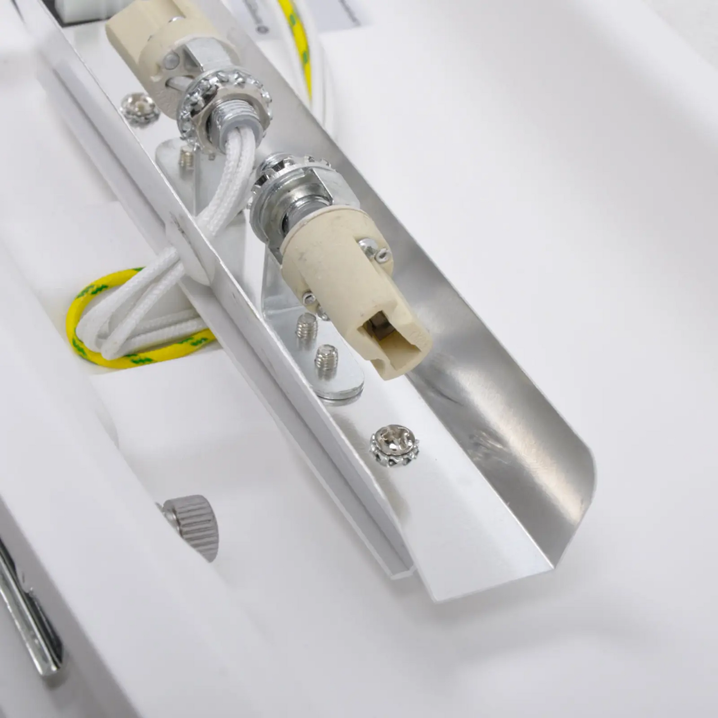 Šiek tiek lenktas sieninis šviestuvas Leander, dažomas