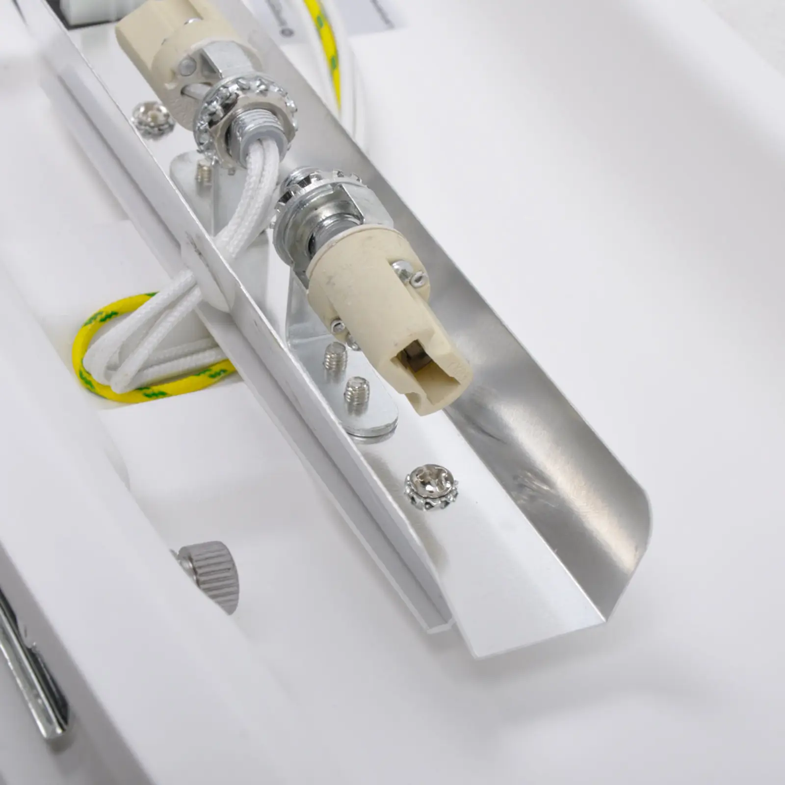 Šiek tiek lenktas sieninis šviestuvas Leander, dažomas