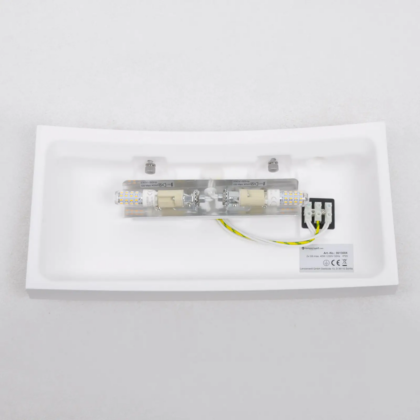 Šiek tiek lenktas sieninis šviestuvas Leander, dažomas