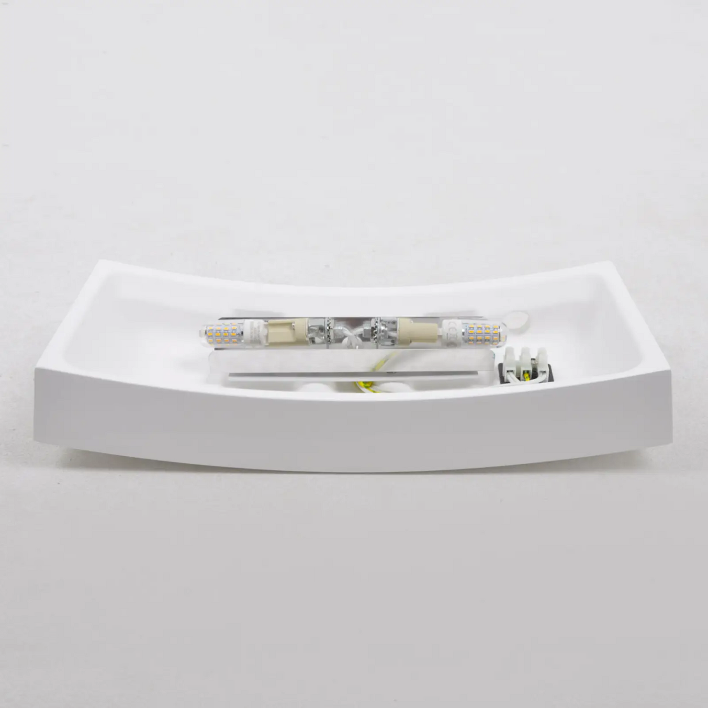 Šiek tiek lenktas sieninis šviestuvas Leander, dažomas