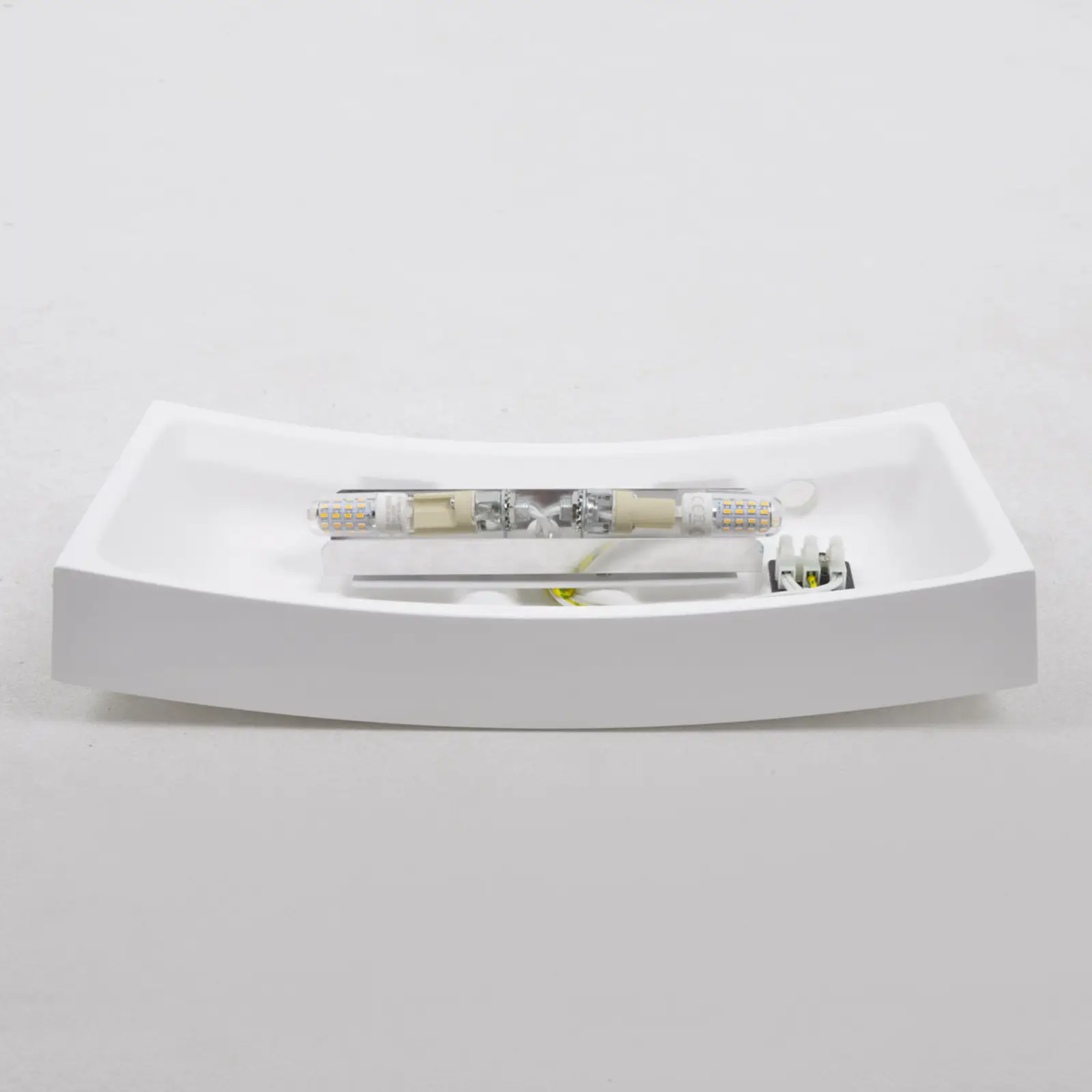 Šiek tiek lenktas sieninis šviestuvas Leander, dažomas