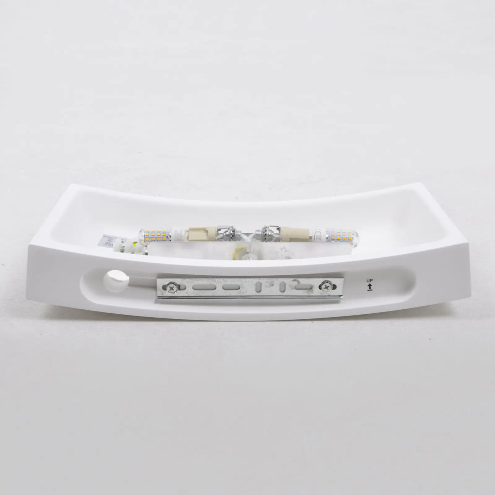 Šiek tiek lenktas sieninis šviestuvas Leander, dažomas