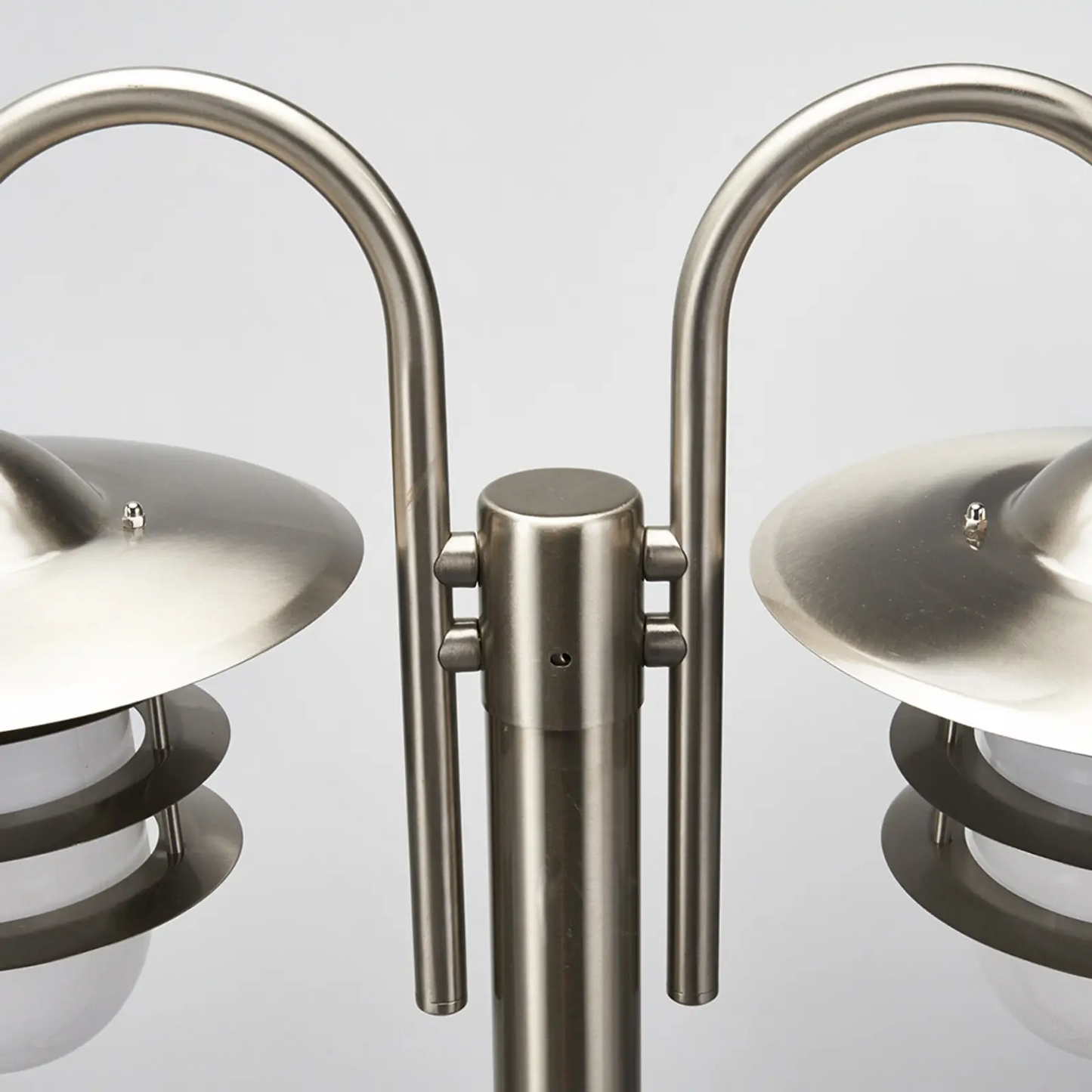 Dviejų lempučių stiebo žibintas Mian pagamintas iš nerūdijančio plieno