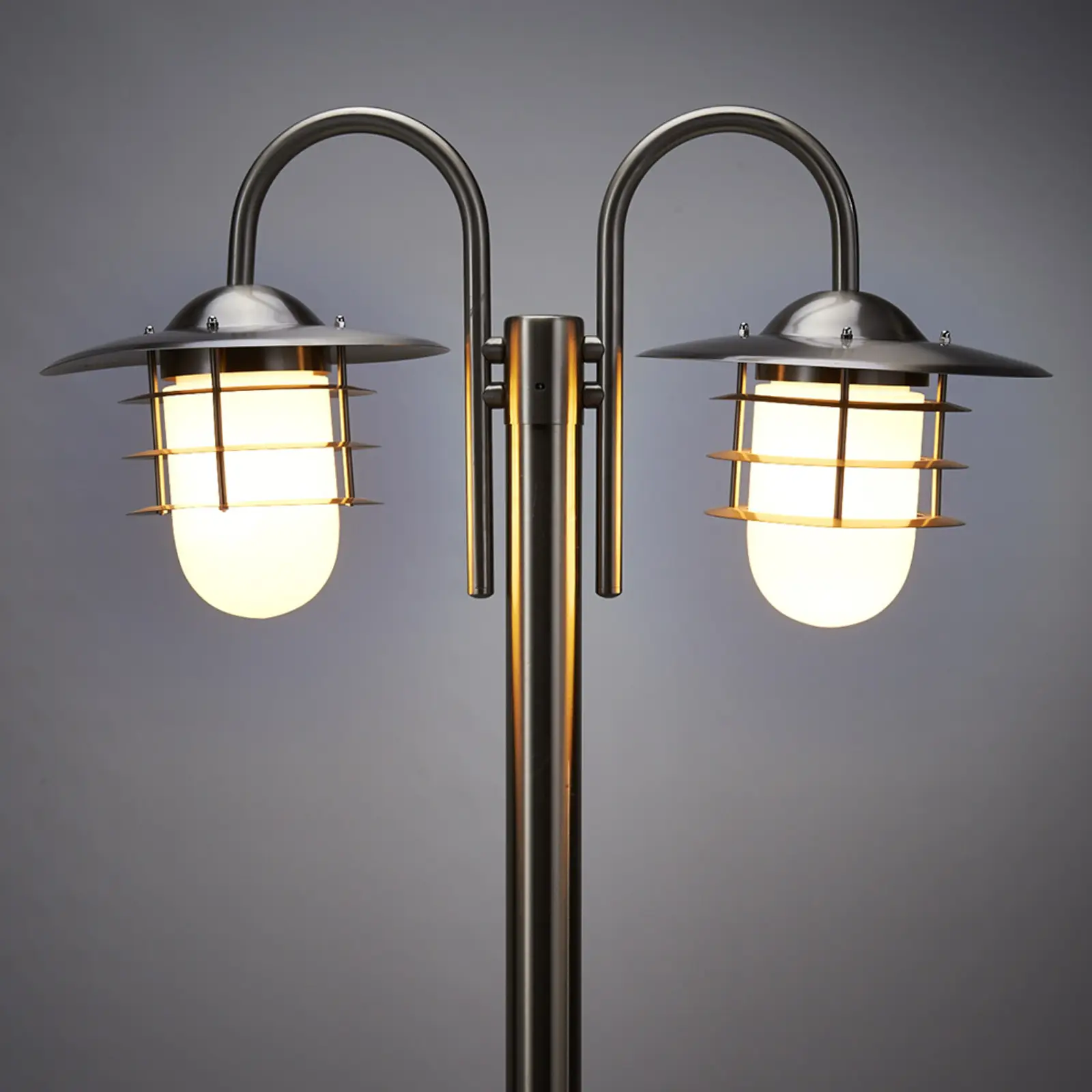 Dviejų lempučių stiebo žibintas Mian pagamintas iš nerūdijančio plieno