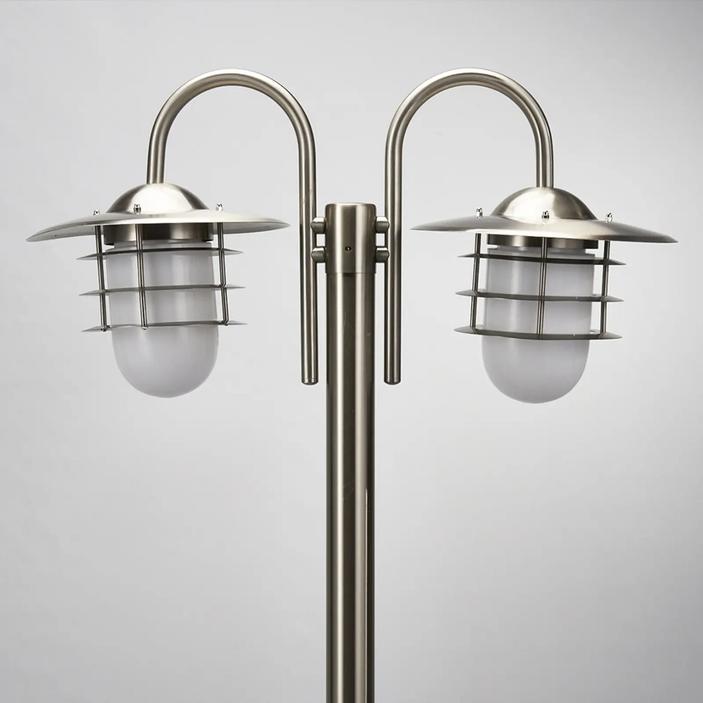 Dviejų lempučių stiebo žibintas Mian pagamintas iš nerūdijančio plieno