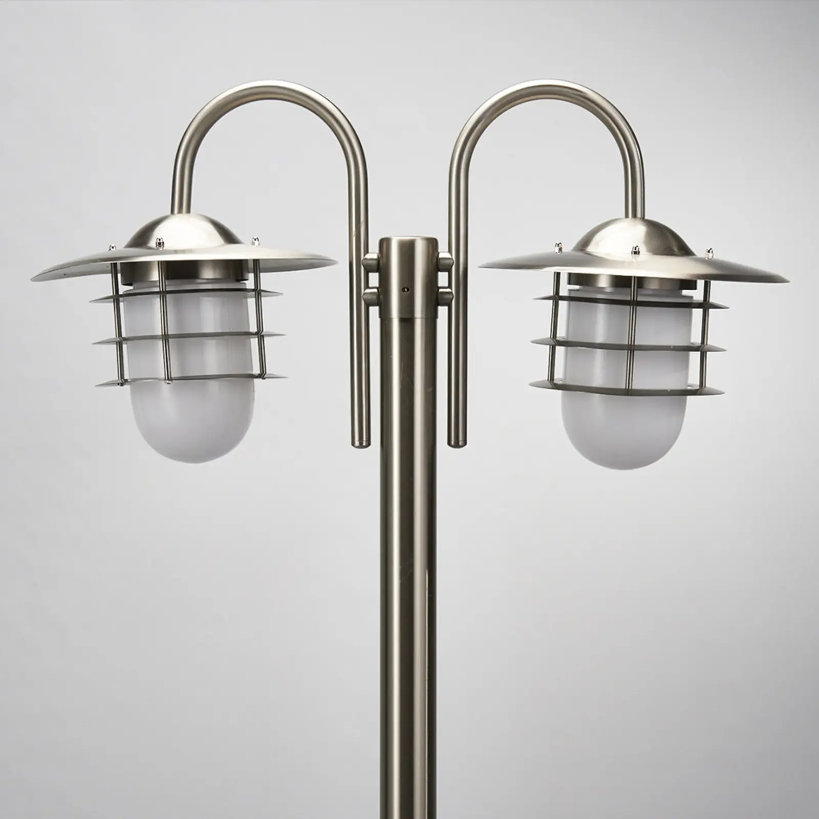 Dviejų lempučių stiebo žibintas Mian pagamintas iš nerūdijančio plieno