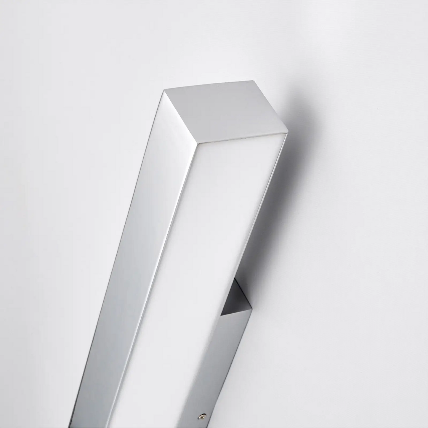 Kiana - sieninis vonios šviestuvas su LED chromu