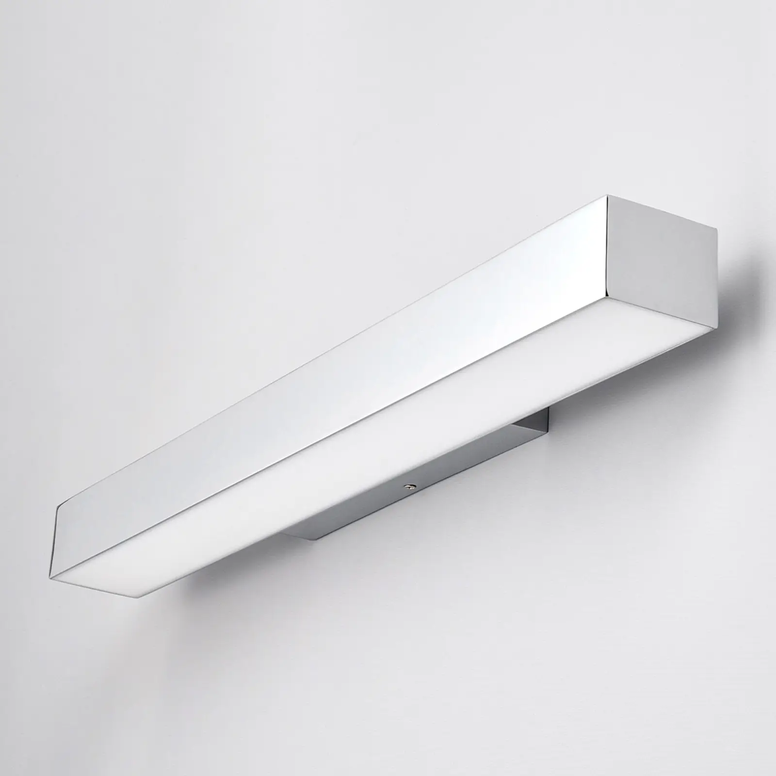 Kiana - sieninis vonios šviestuvas su LED chromu