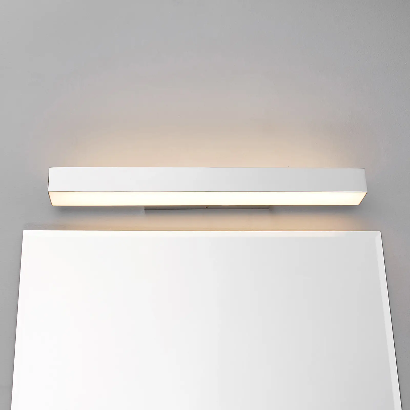 Kiana - sieninis vonios šviestuvas su LED chromu