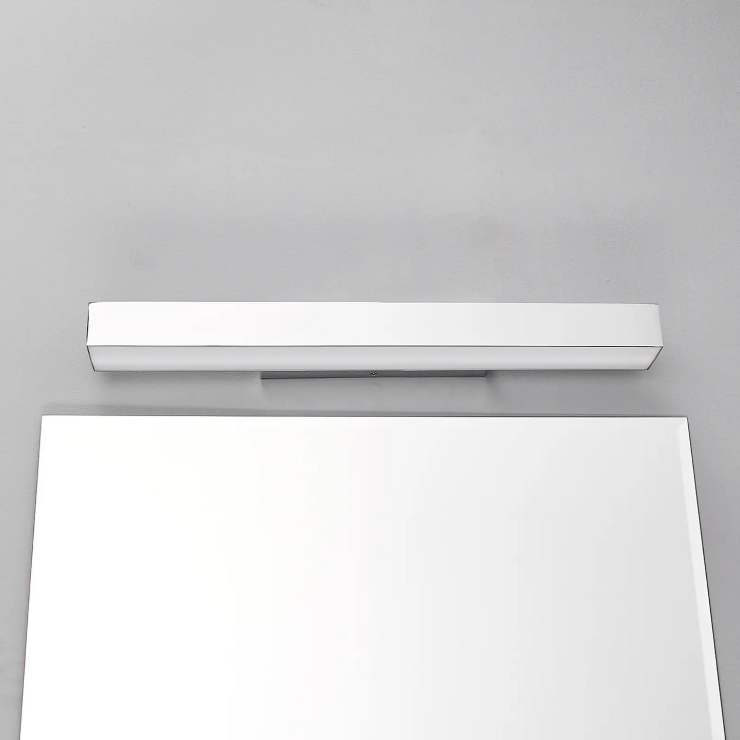 Kiana - sieninis vonios šviestuvas su LED chromu