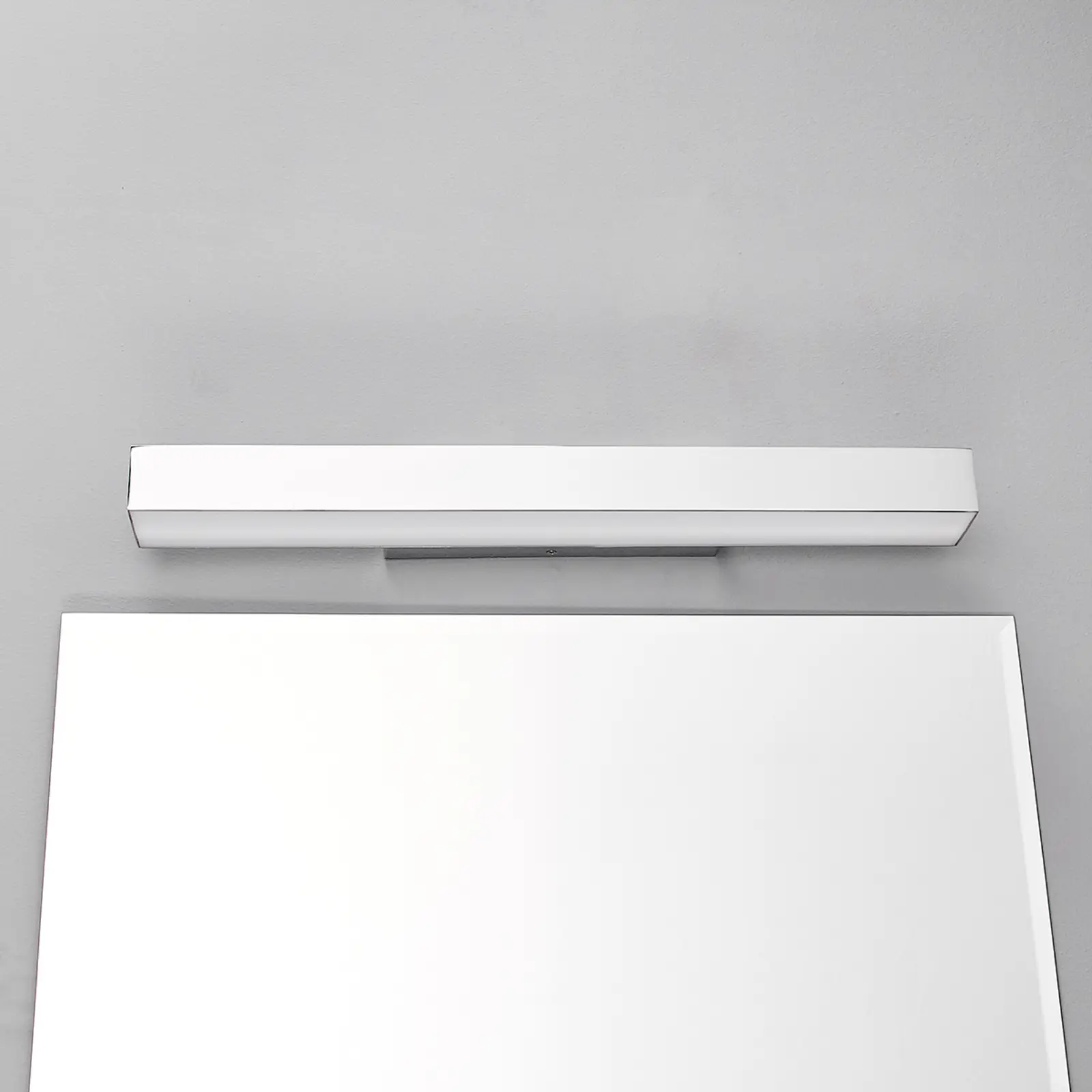 Kiana - sieninis vonios šviestuvas su LED chromu