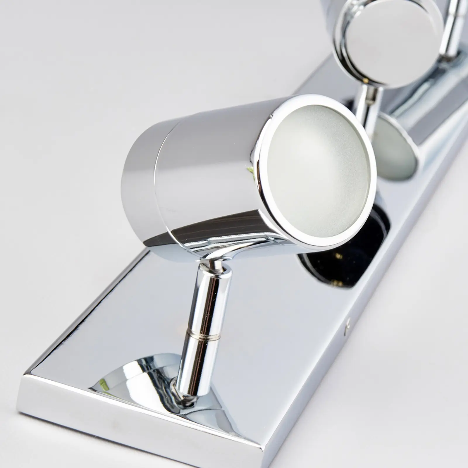 Trijų lempučių Dejan vonios lubų šviestuvas