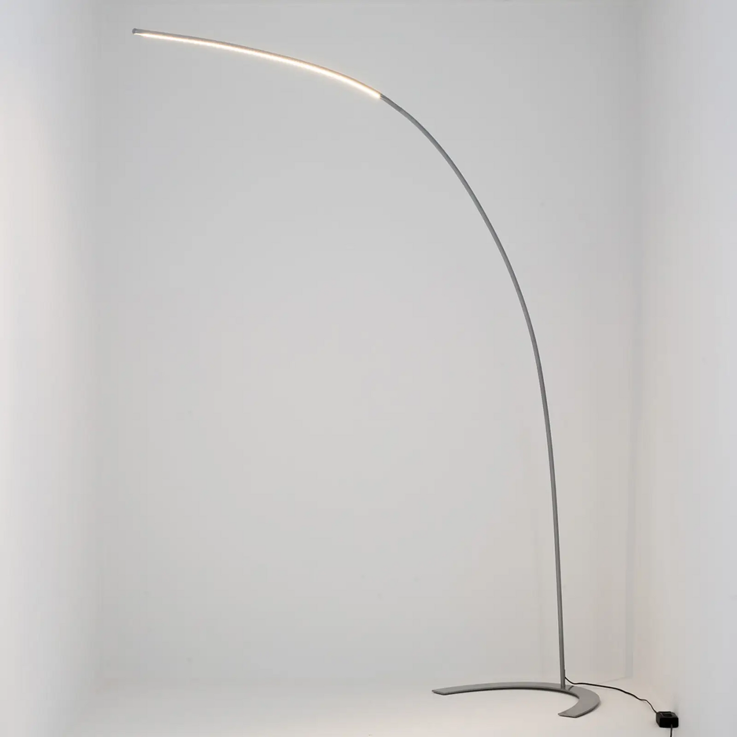 Sidabrinės spalvos lanko formos LED toršeras Danua