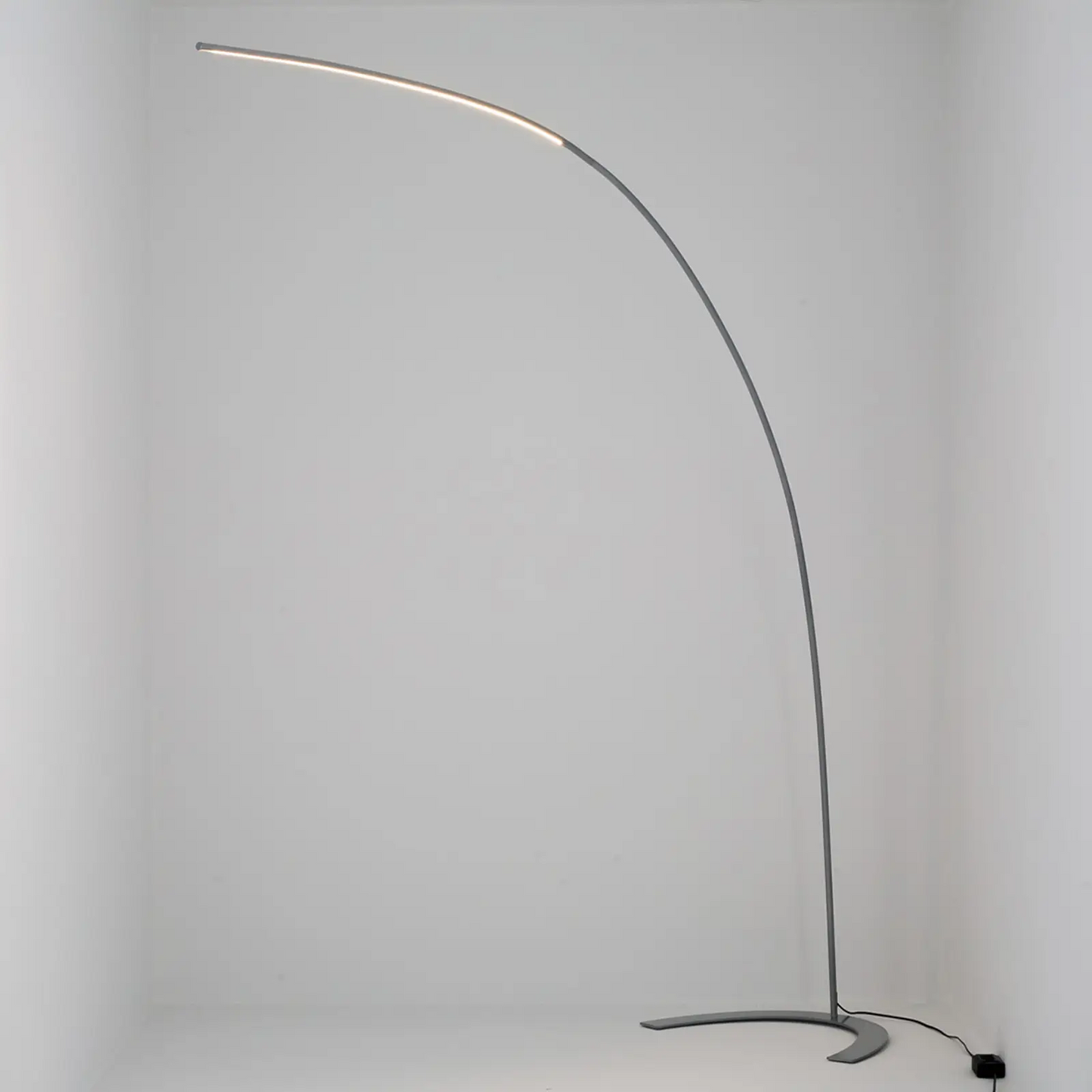 Sidabrinės spalvos lanko formos LED toršeras Danua