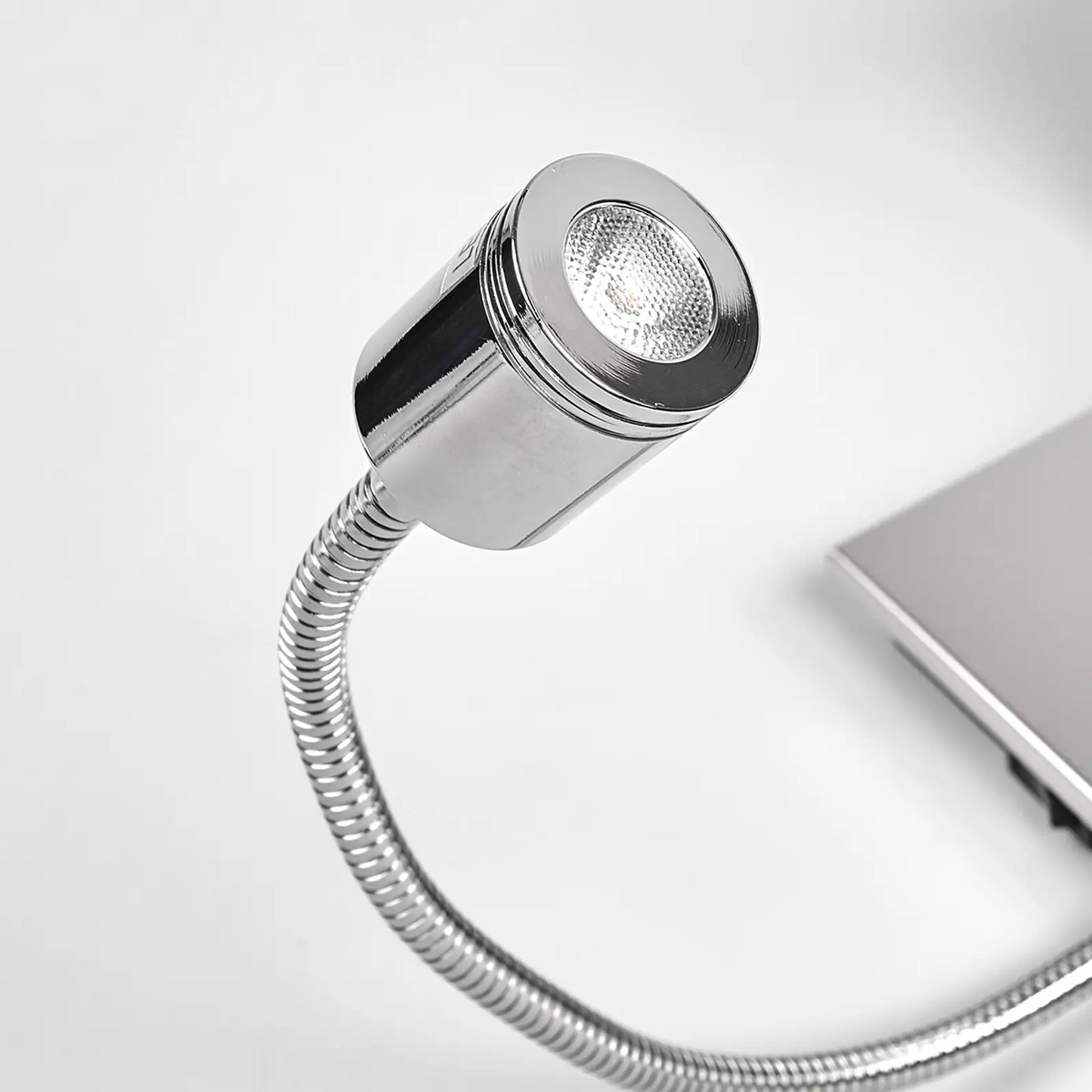 Sieninis šviestuvas Tamara su medžiaginiu šviestuvu ir lanksčia LED rankena