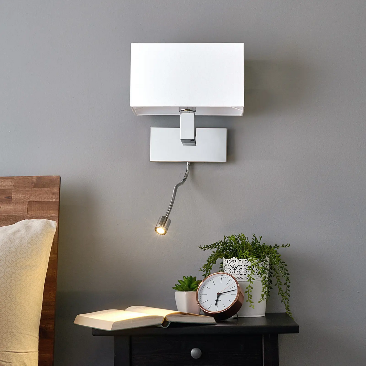 Sieninis šviestuvas Tamara su medžiaginiu šviestuvu ir lanksčia LED rankena