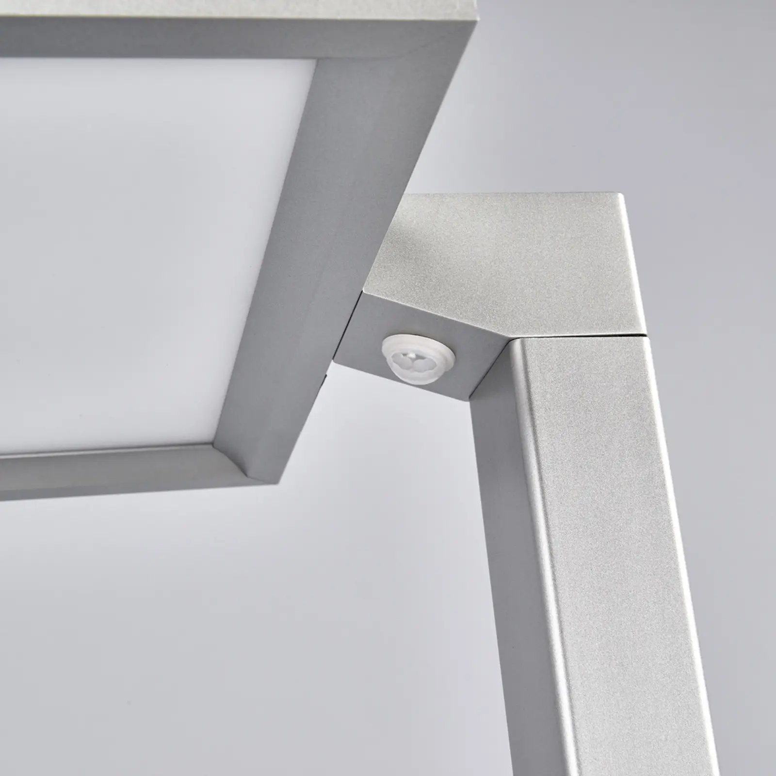 Sidabrinės spalvos biuro LED toršeras Dorean