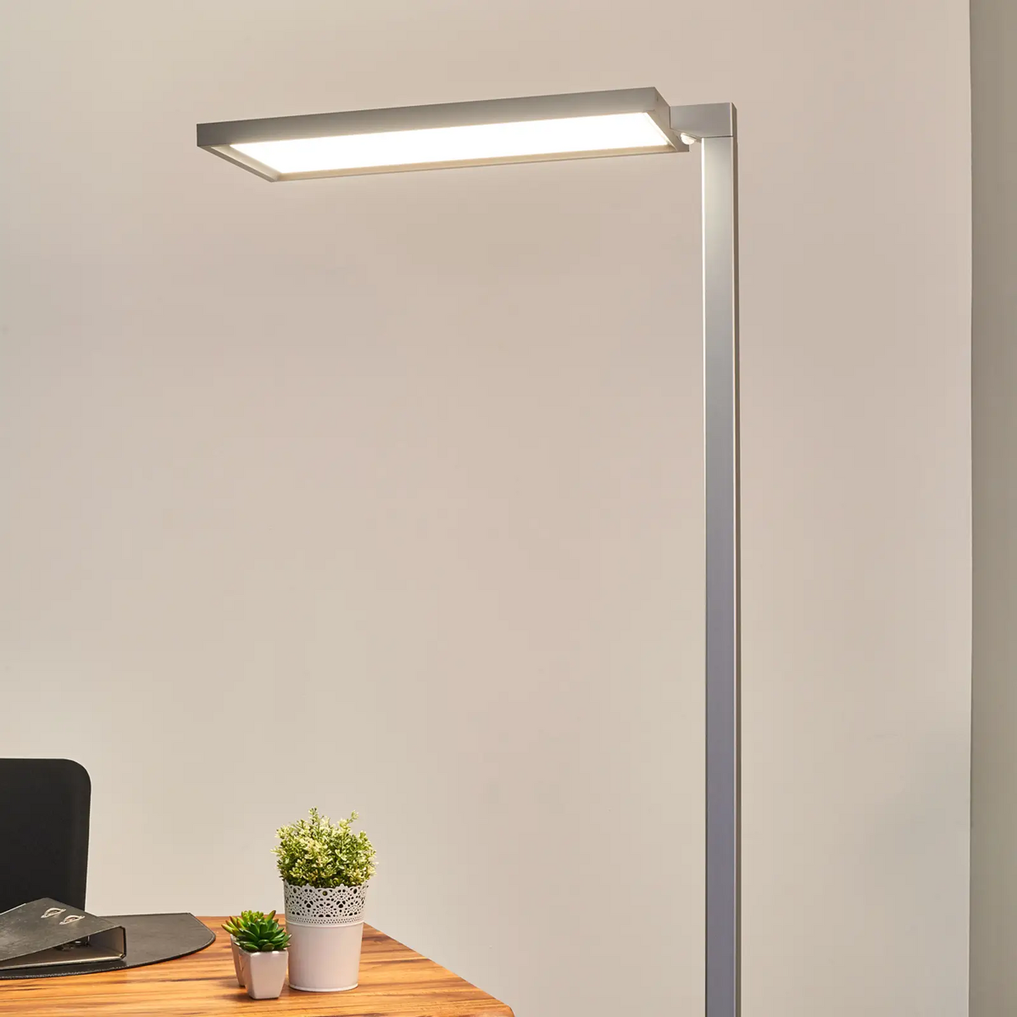 Sidabrinės spalvos biuro LED toršeras Dorean