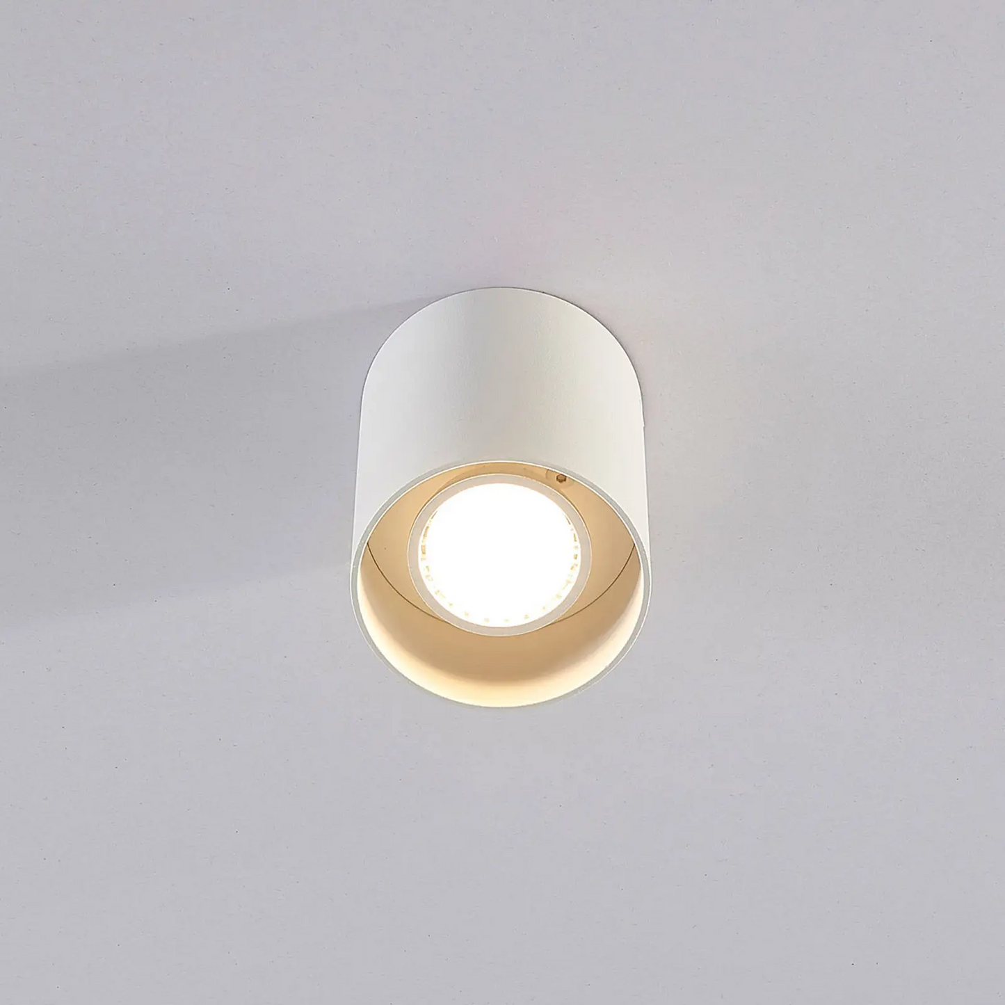 Baltos spalvos Carson ant paviršiaus montuojamas apatinis šviestuvas