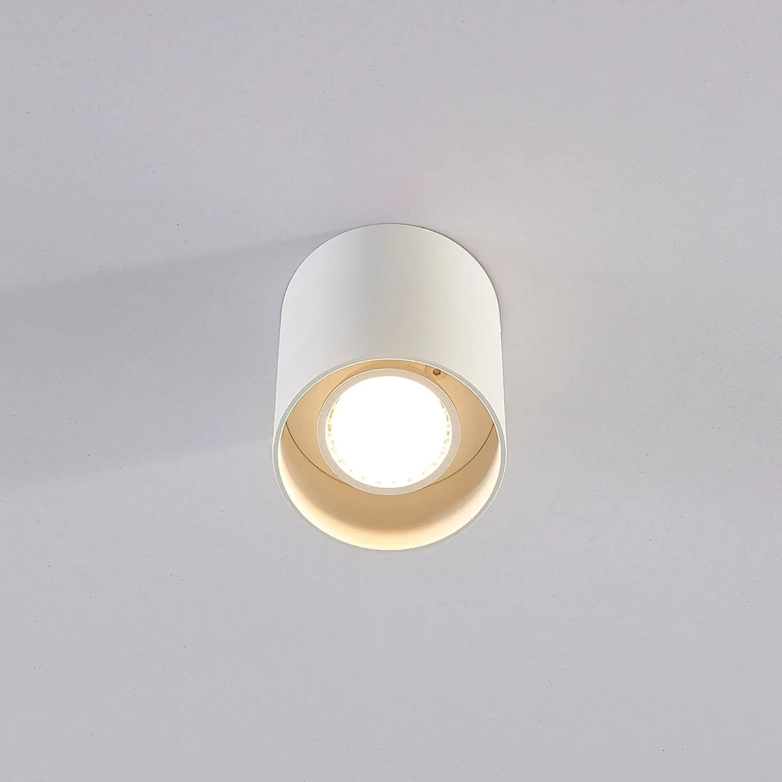 Baltos spalvos Carson ant paviršiaus montuojamas apatinis šviestuvas