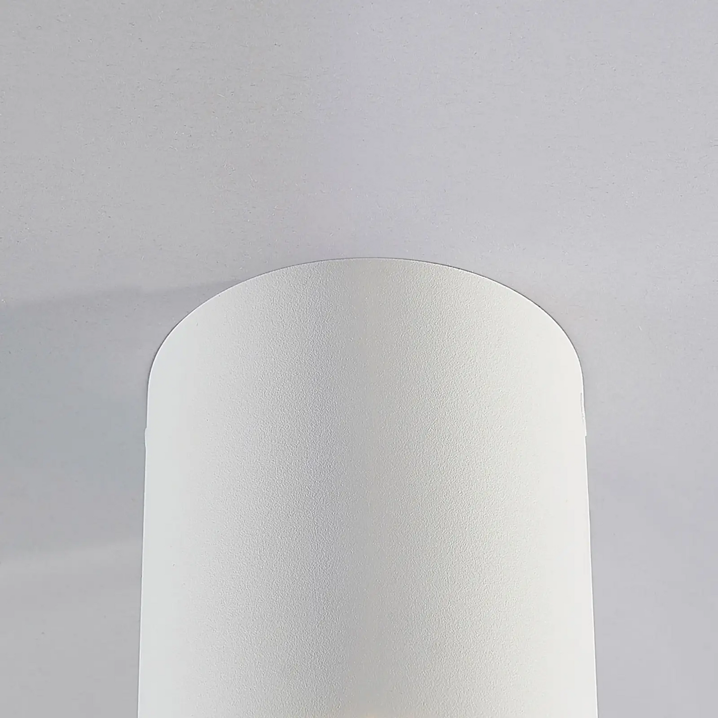 Baltos spalvos Carson ant paviršiaus montuojamas apatinis šviestuvas