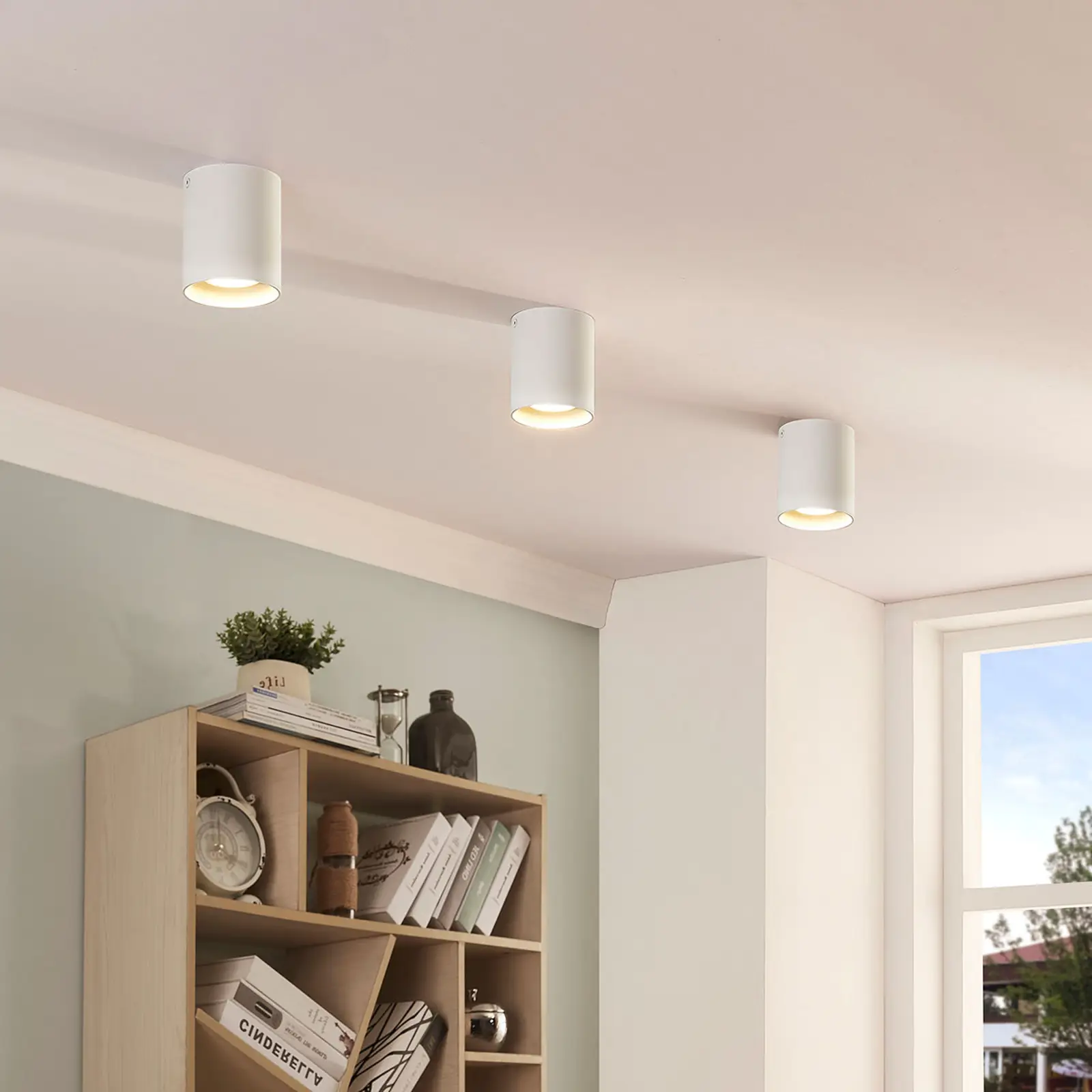 Baltos spalvos Carson ant paviršiaus montuojamas apatinis šviestuvas