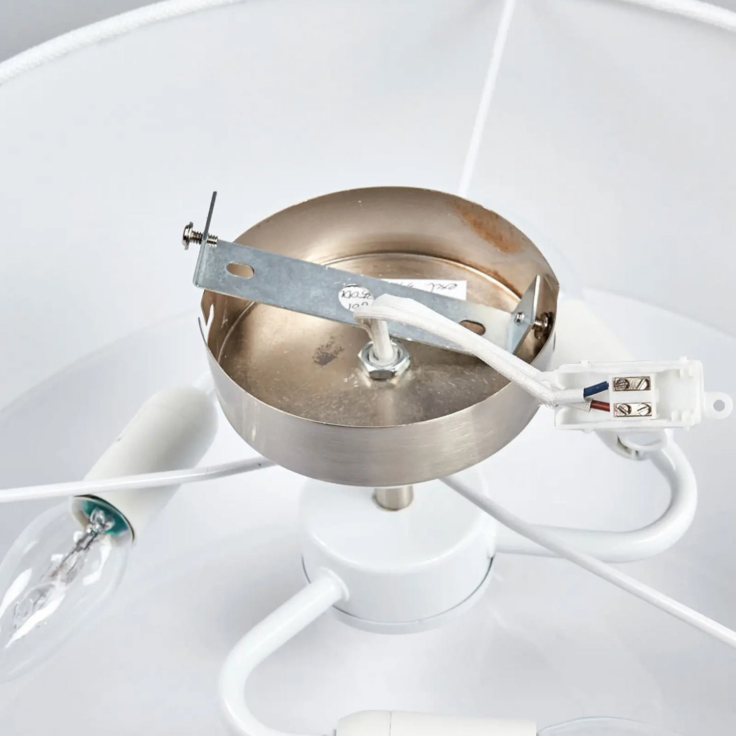 Balto audinio lubinis šviestuvas Henrika