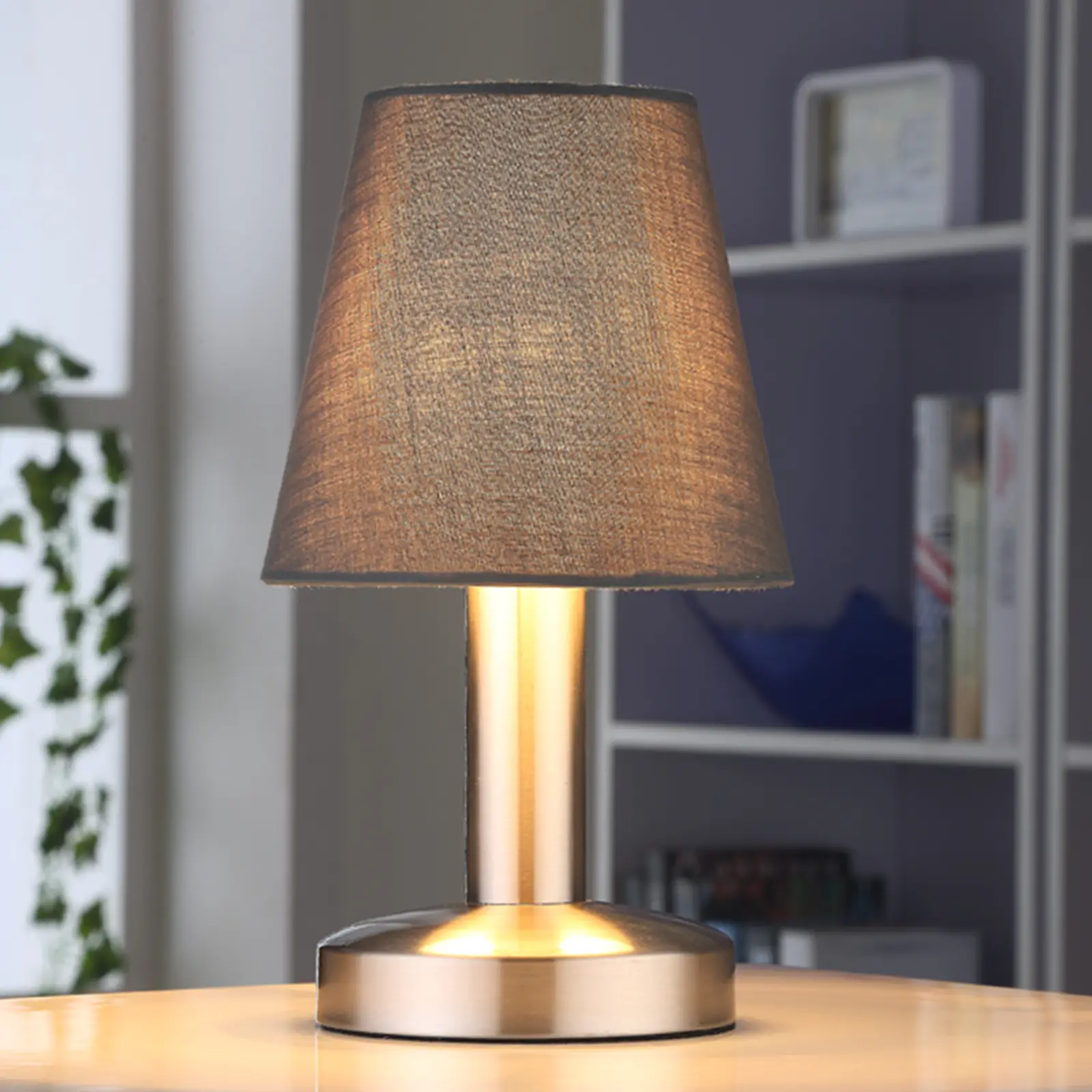 Pilka Hanno naktinė lempa su medžiaginiu gaubtu