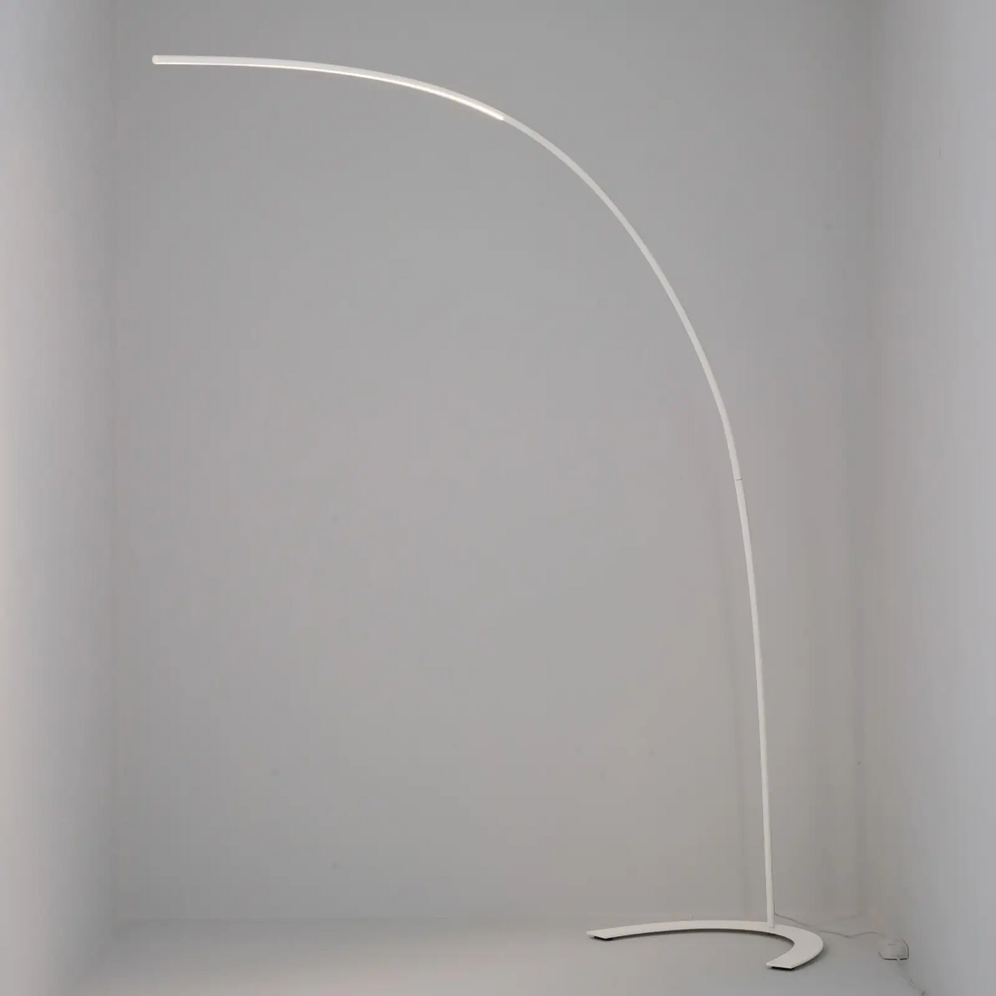 Minimalistinis Danua LED toršeras baltos spalvos