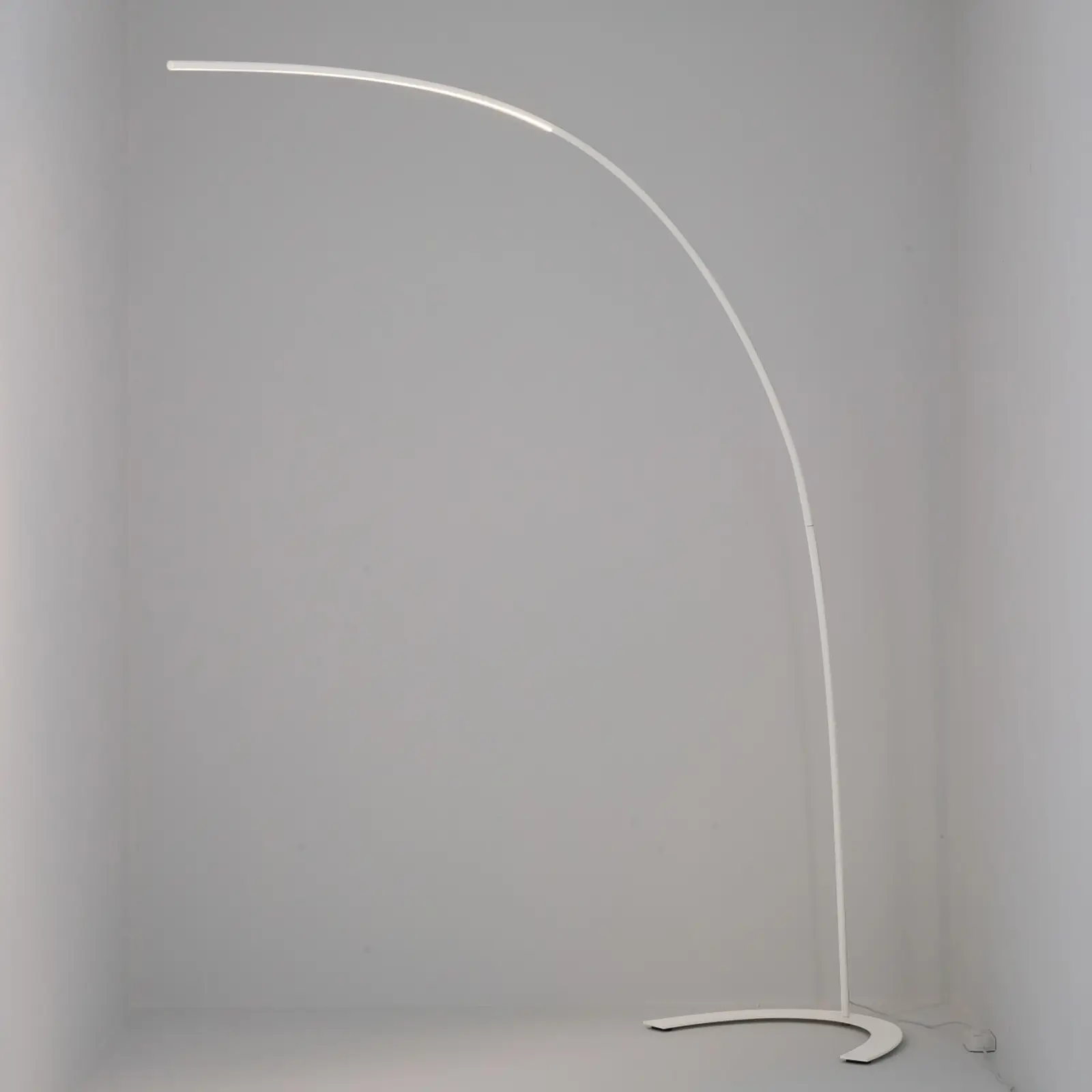 Minimalistinis Danua LED toršeras baltos spalvos