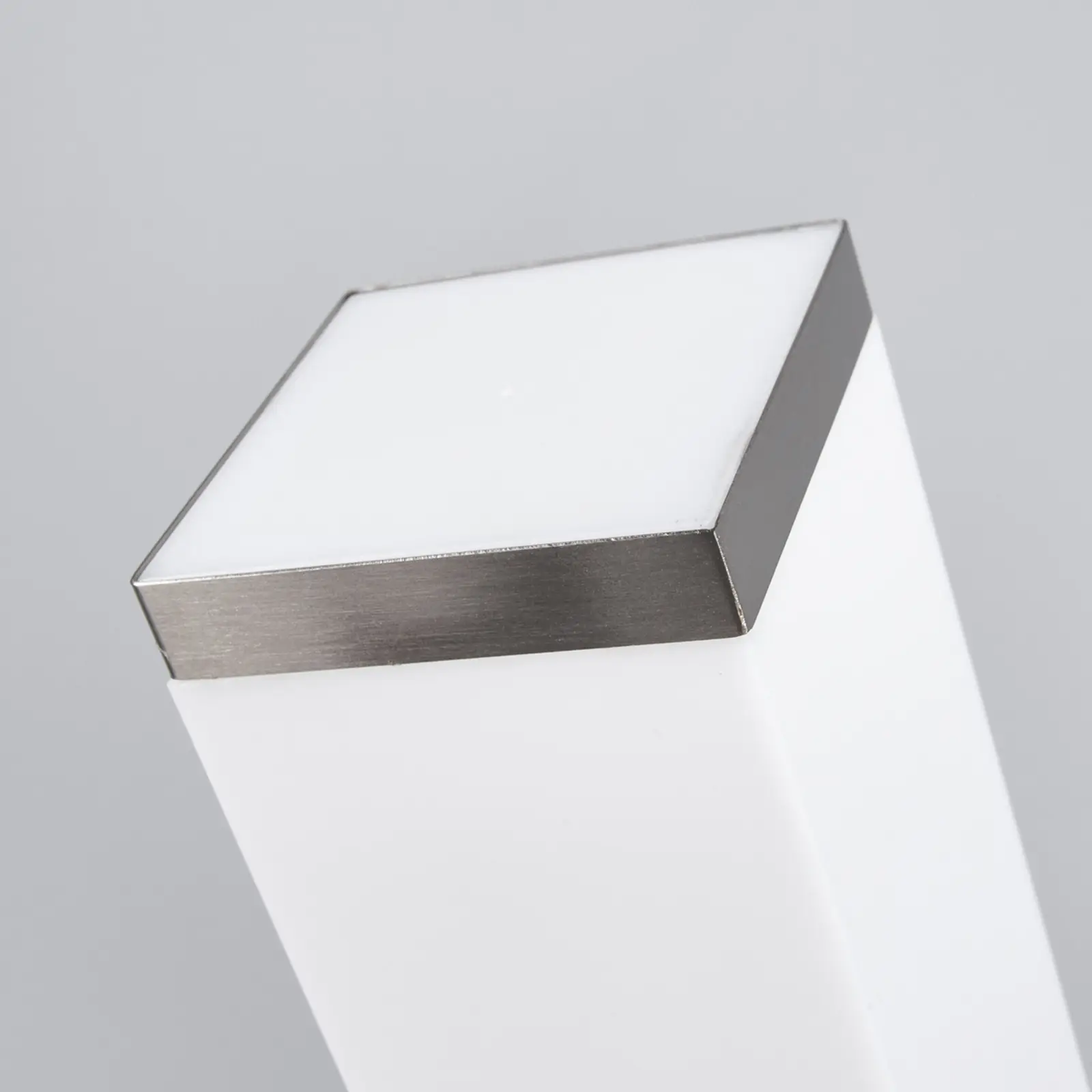 Energijos kolonėlė Lorian su apšvietimu