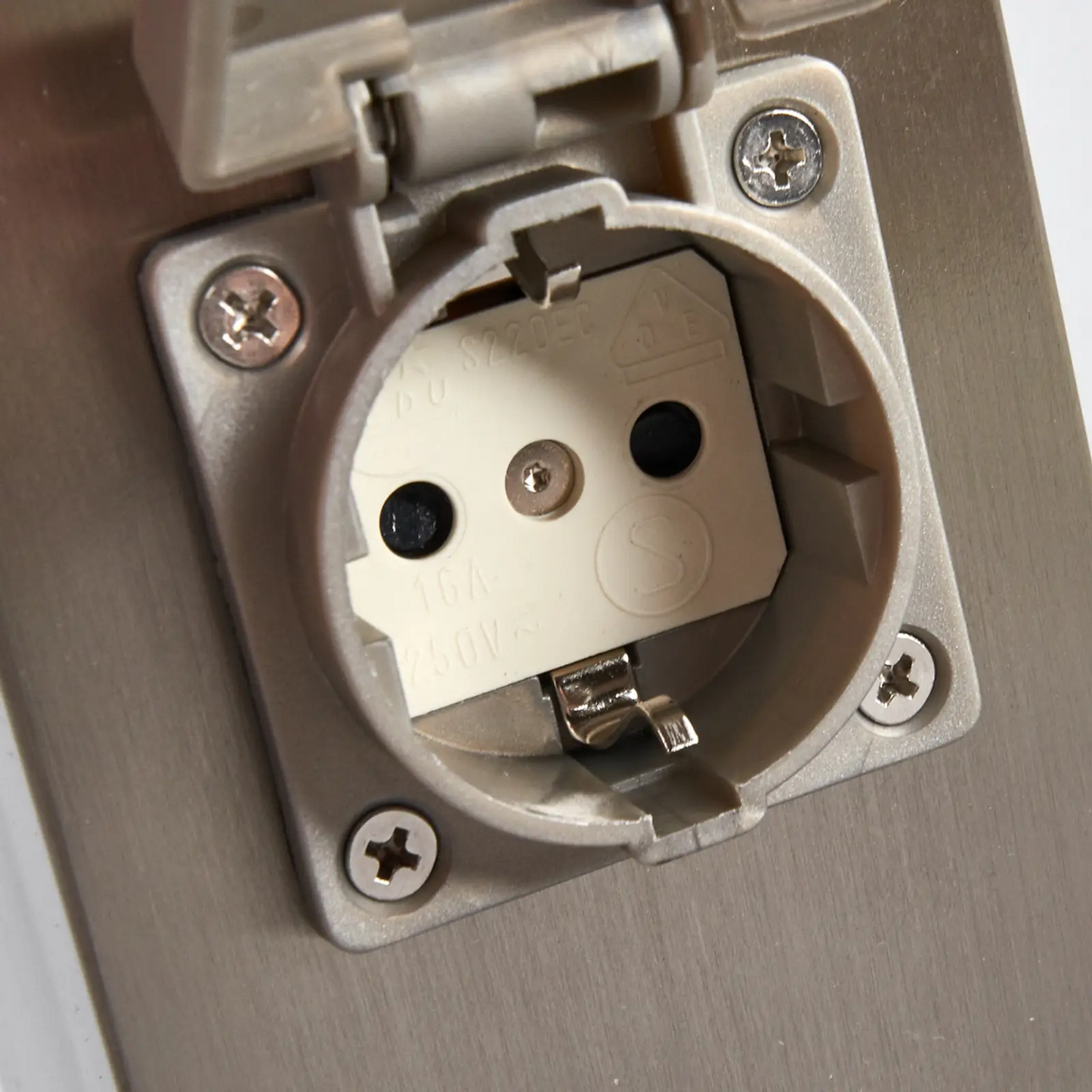 Energijos kolonėlė Lorian su apšvietimu