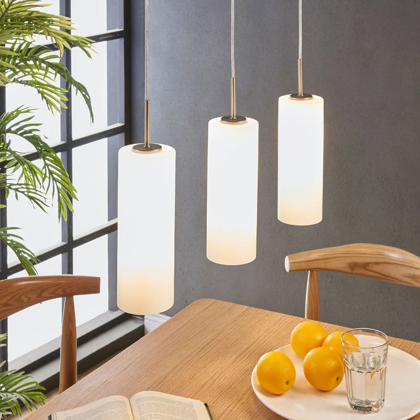 Vinsta - trijų lempučių pakabinamas šviestuvas su baltu stiklu