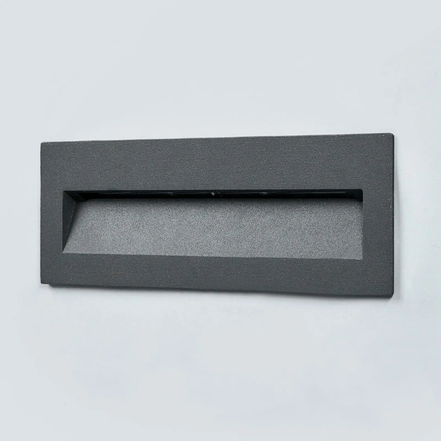 Tamsus Loya LED įleidžiamas šviestuvas, tvirtinamas prie sienos išorėje