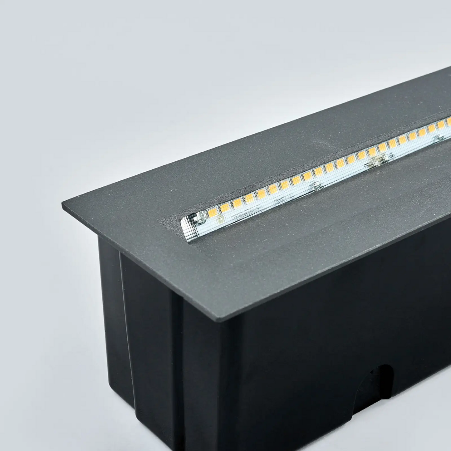 Tamsus Loya LED įleidžiamas šviestuvas, tvirtinamas prie sienos išorėje