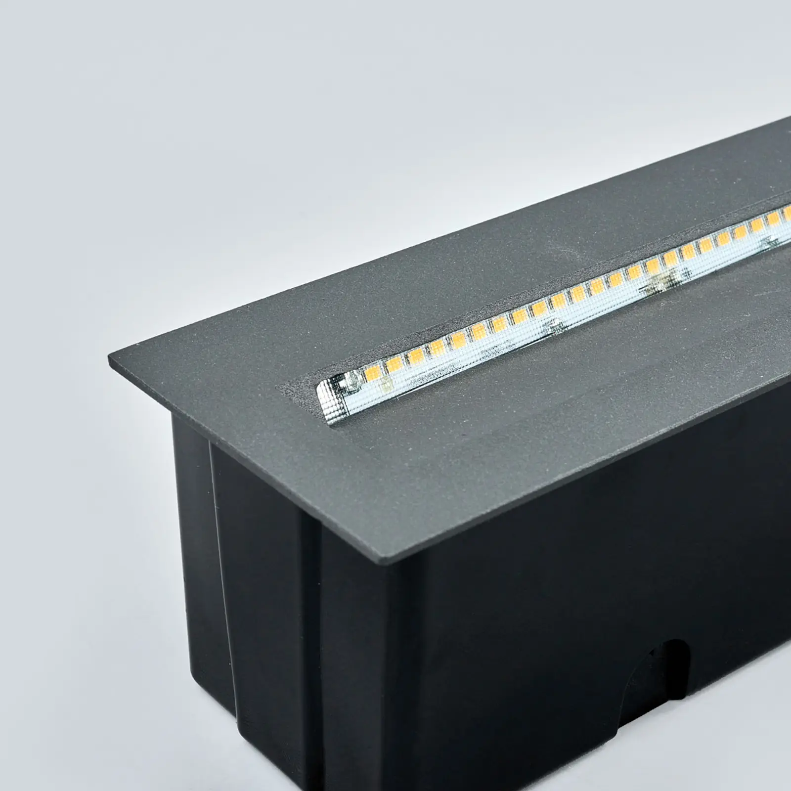 Tamsus Loya LED įleidžiamas šviestuvas, tvirtinamas prie sienos išorėje