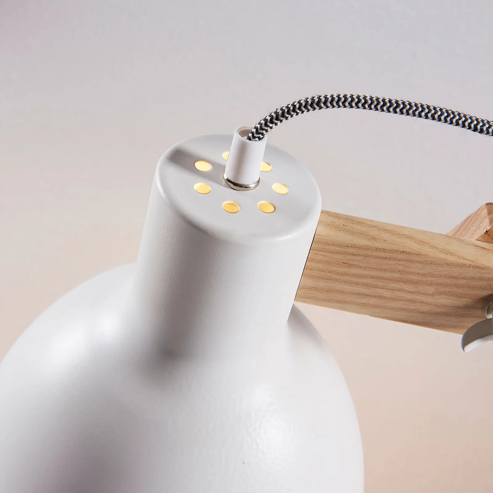 Shivanja - toršeras pagamintas iš medžio ir metalo