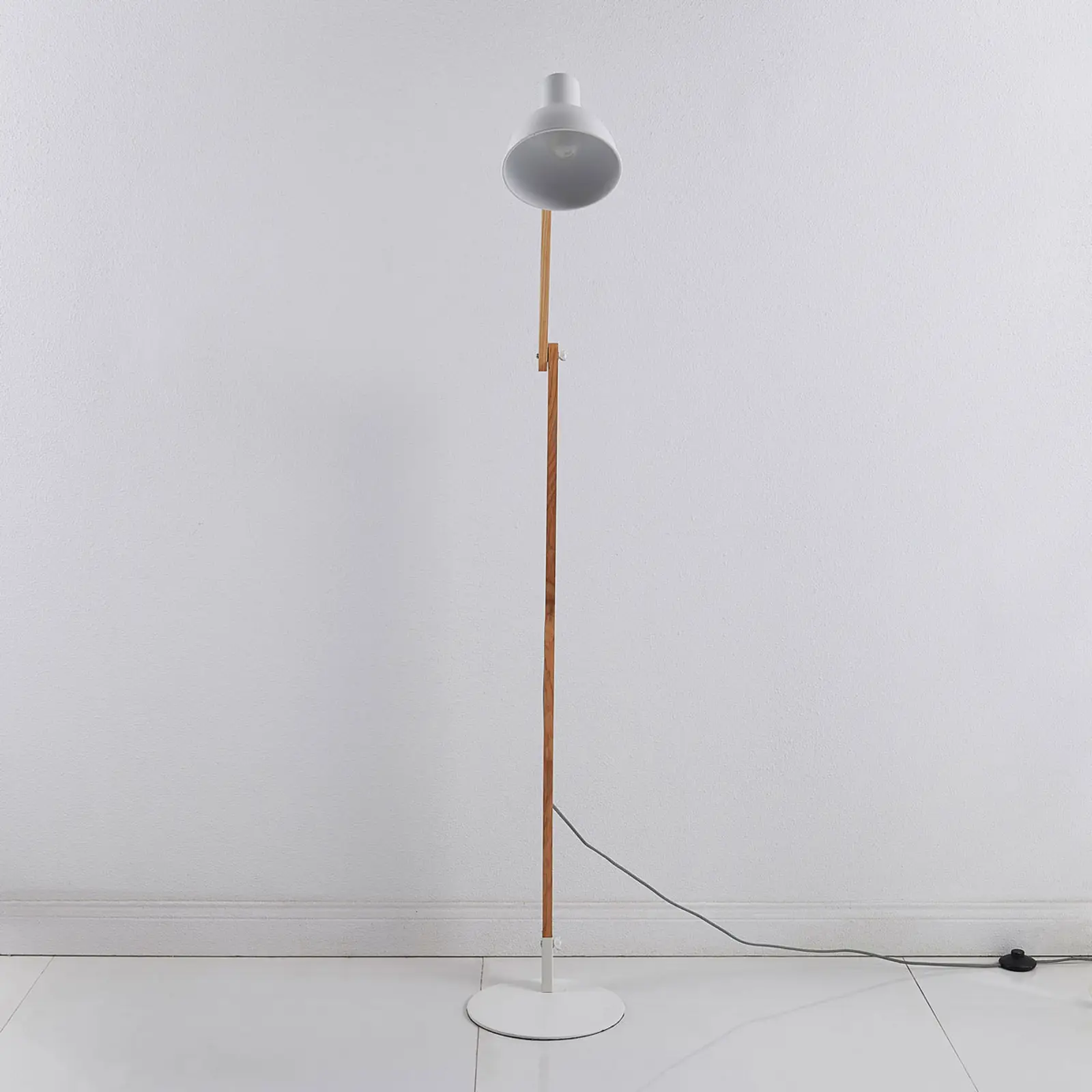 Shivanja - toršeras pagamintas iš medžio ir metalo