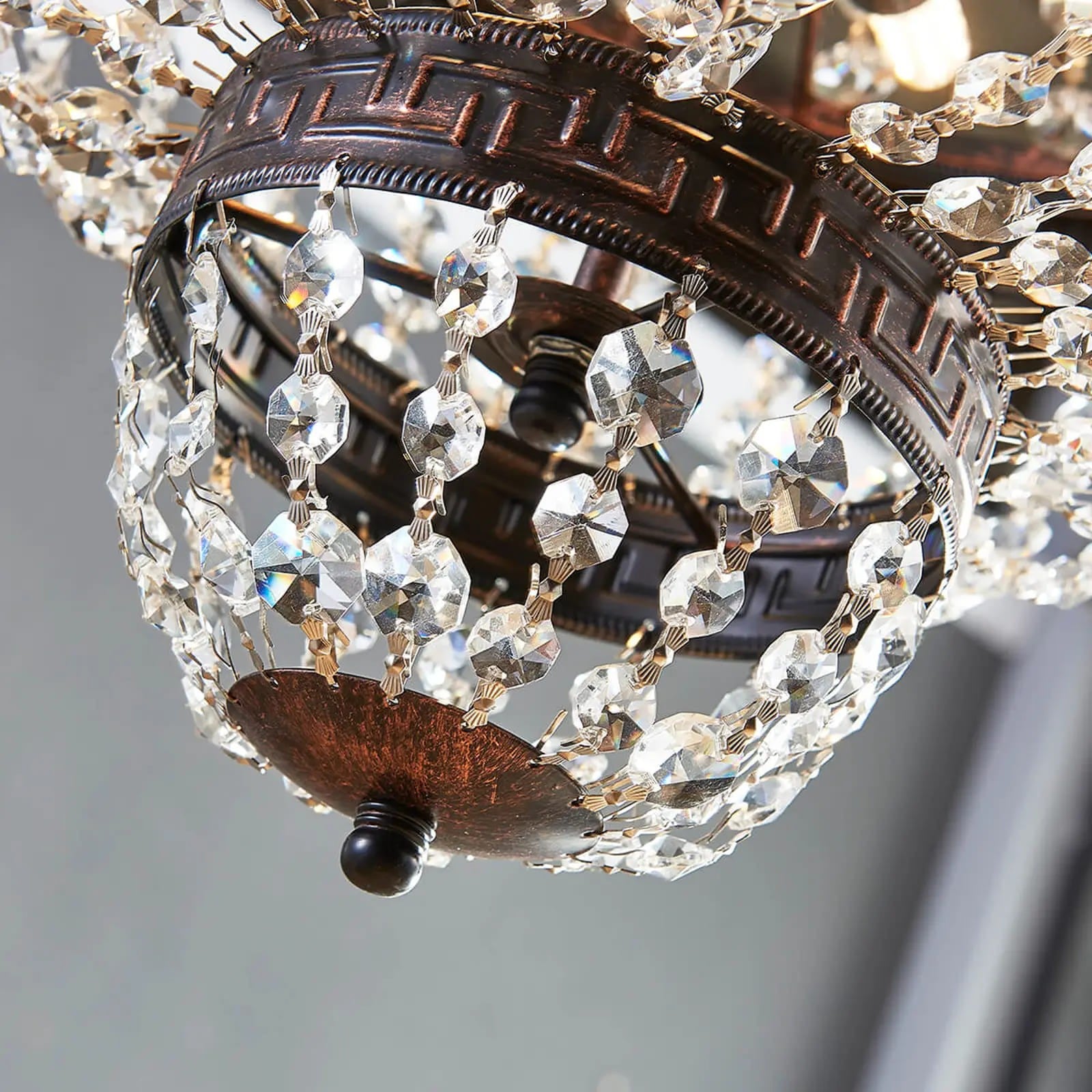 Jorve pakabinama lempa su krištolu