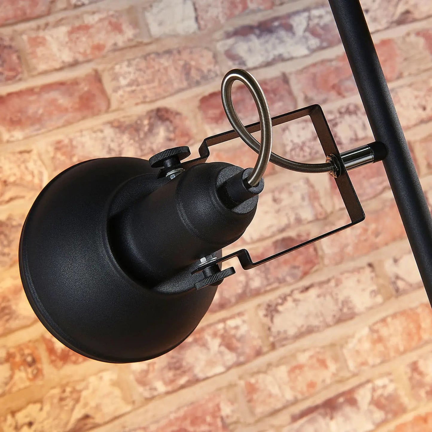 Juodas LED toršeras Lilly su trimis prožektoriais