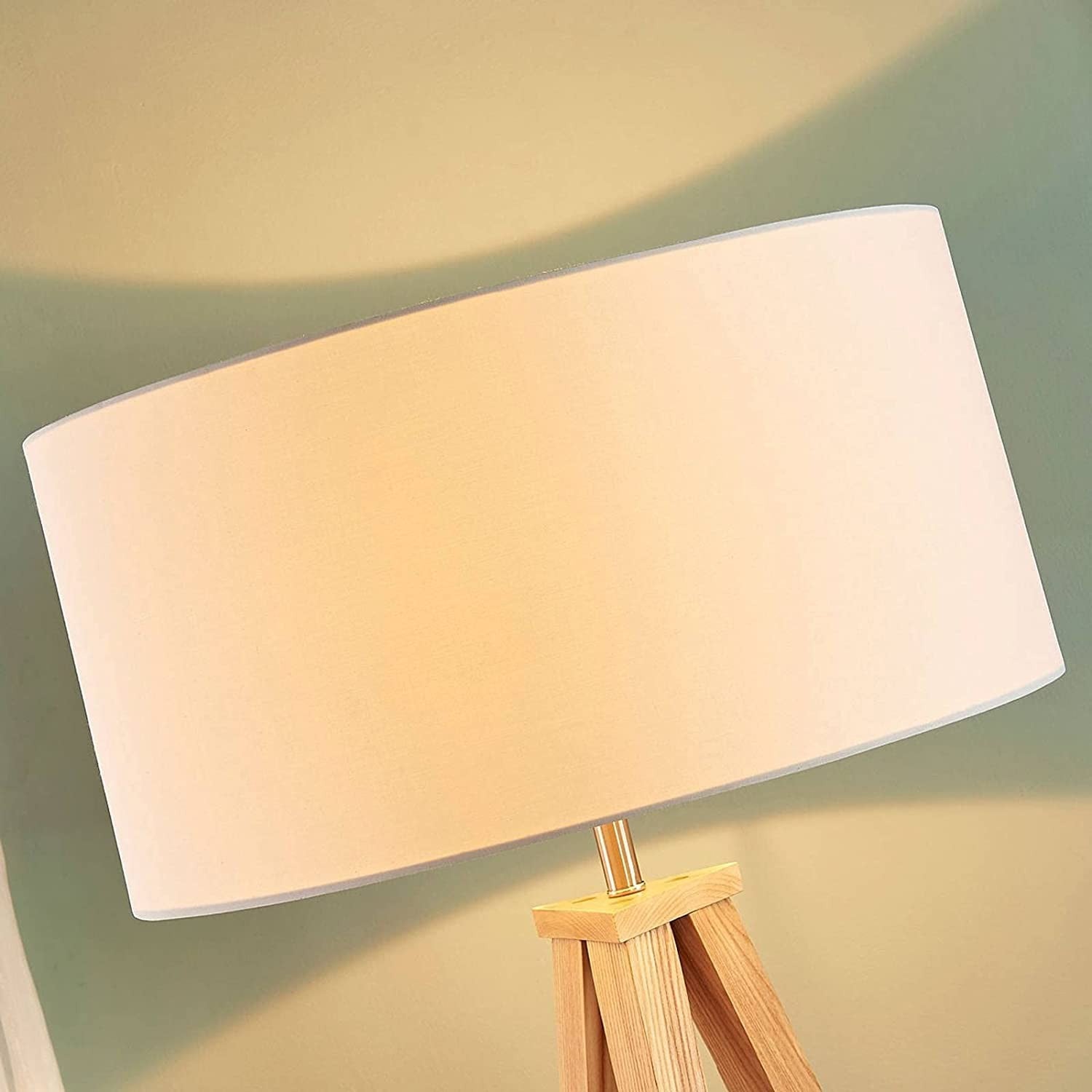 Mya trijų kojų medinis toršeras su baltu atspalviu