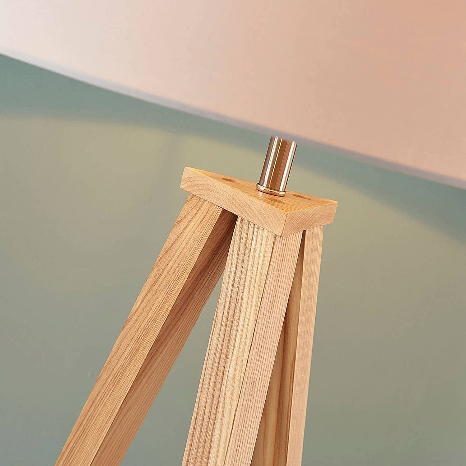 Mya trijų kojų medinis toršeras su baltu atspalviu