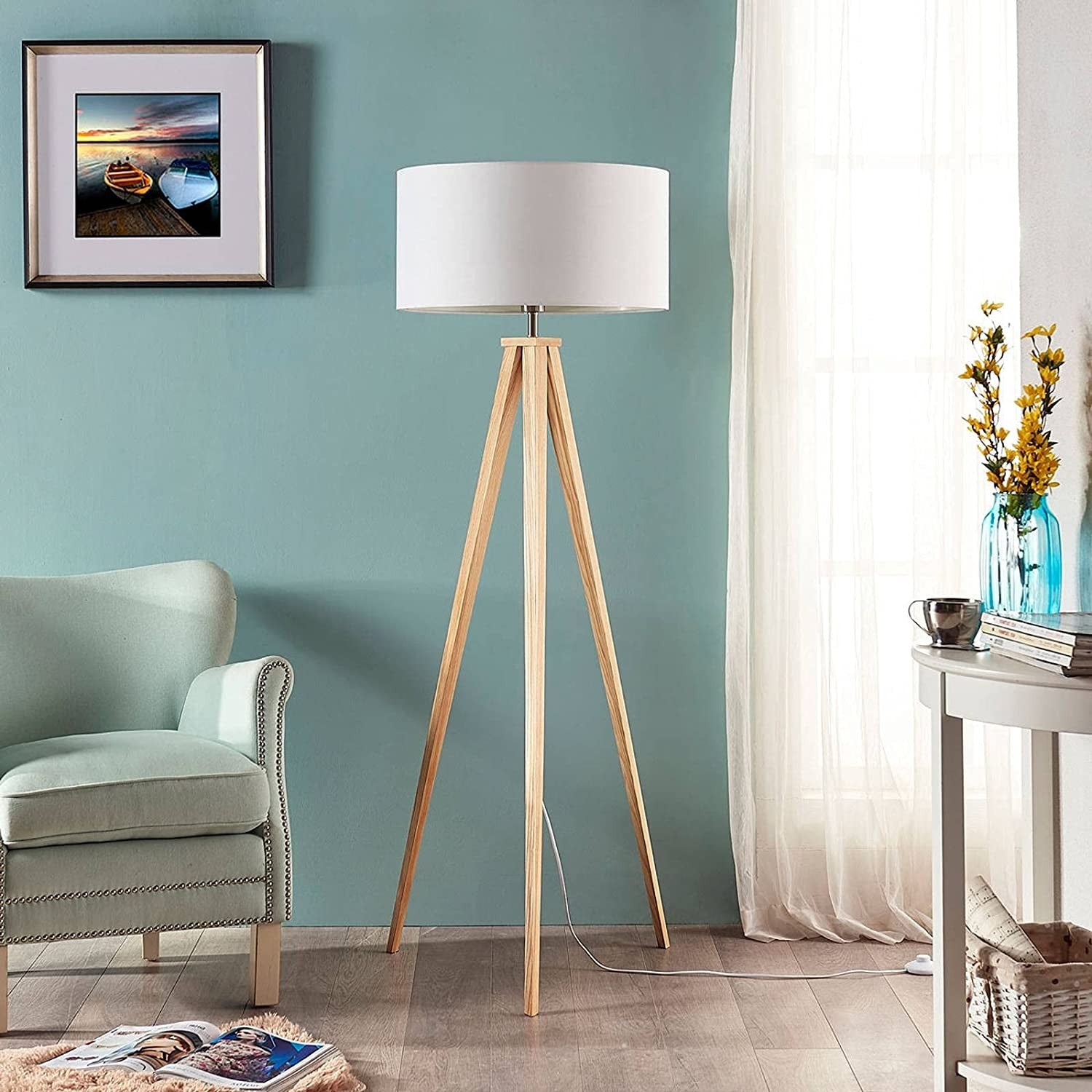 Mya trijų kojų medinis toršeras su baltu atspalviu