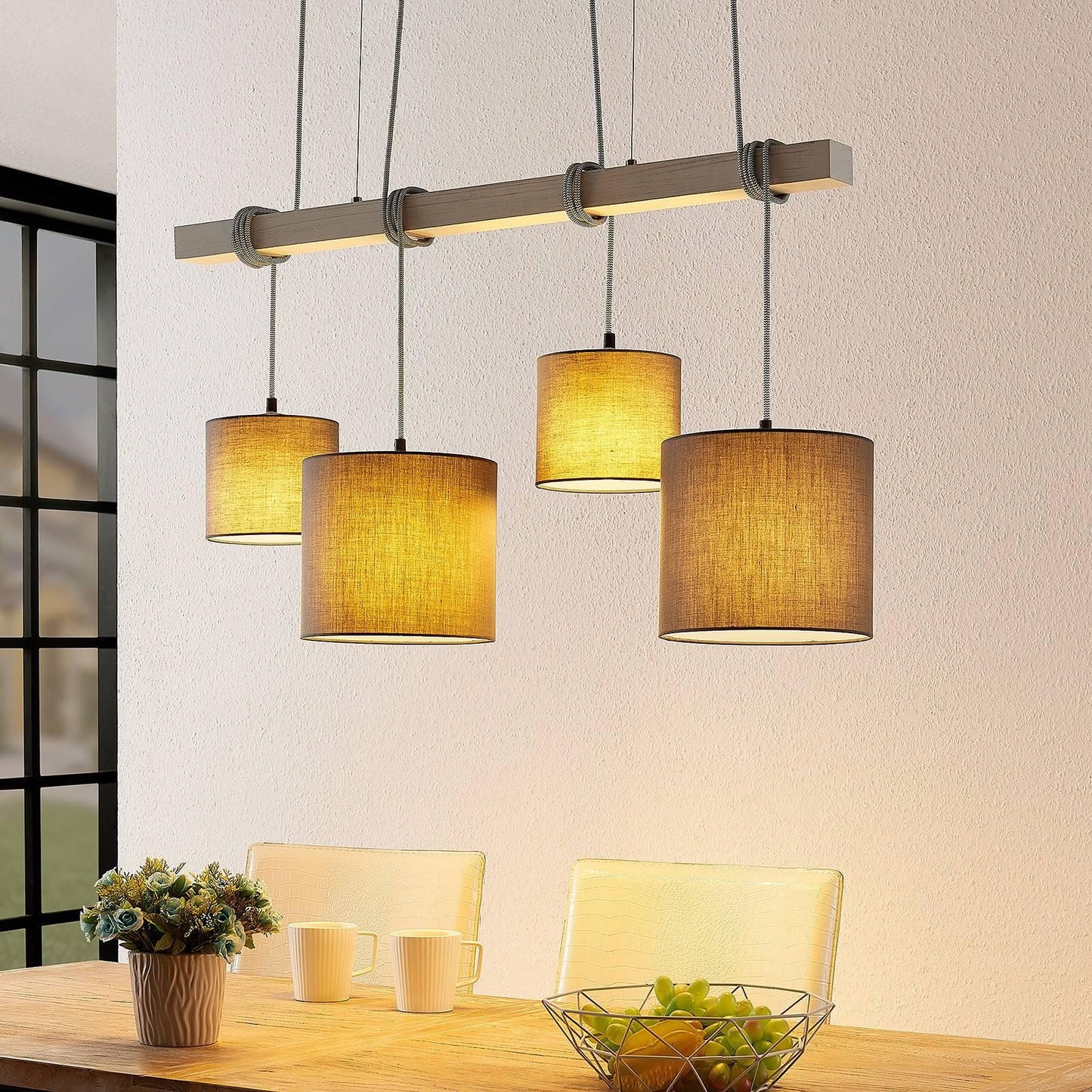 Lindby Rukaia pakabinamas šviestuvas, pilko audinio atspalvis 4 lempučių.