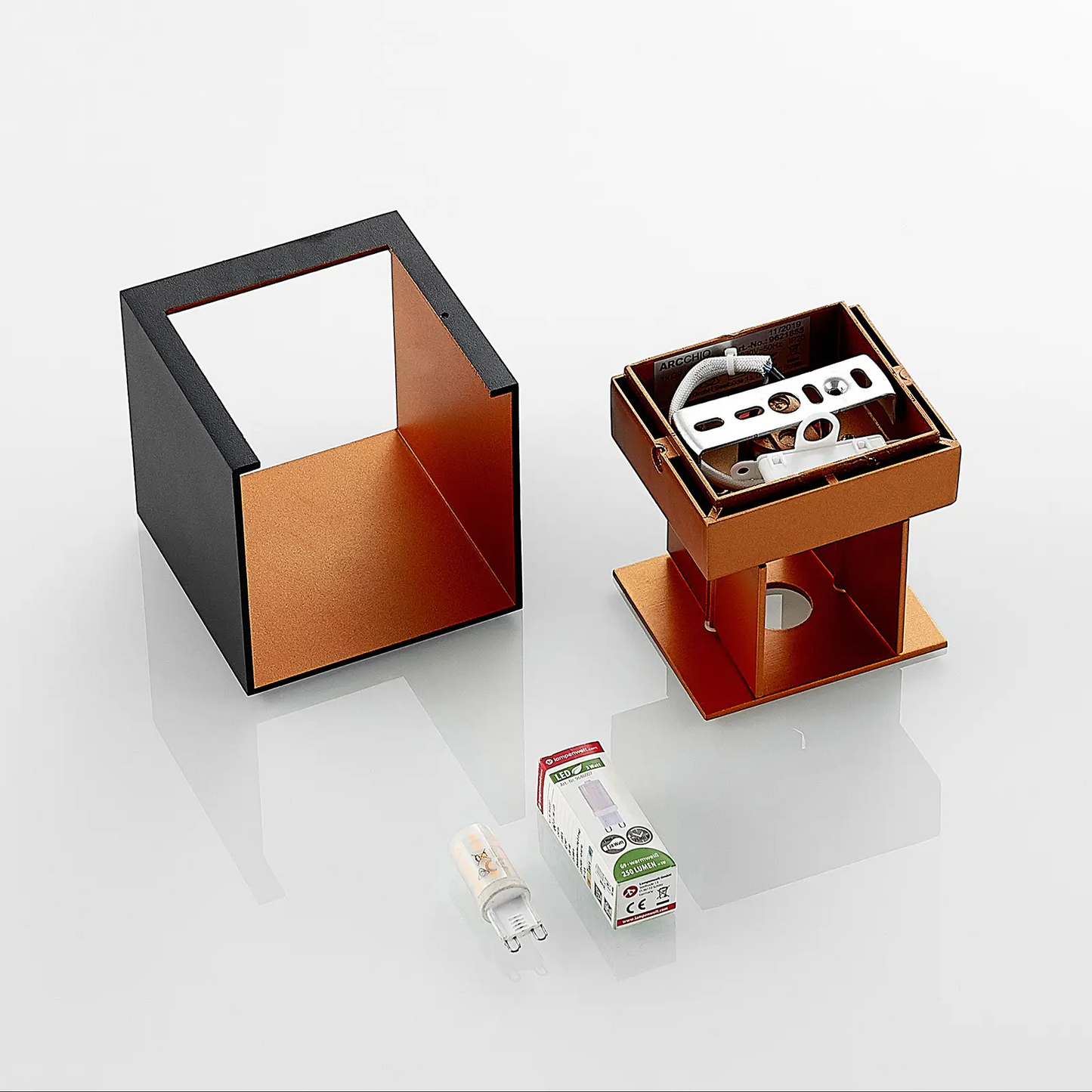 Kvadratinis LED sieninis šviestuvas su G9 lempute, juodos ir auksinės spalvos