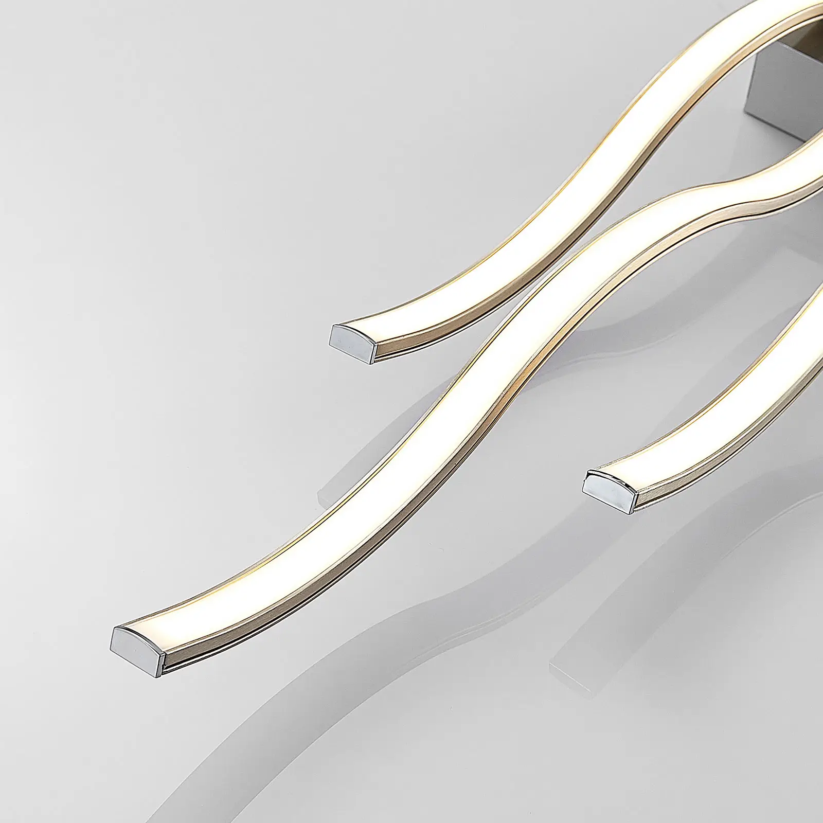 Bangos formos trijų lempučių Safia LED lubų šviestuvas