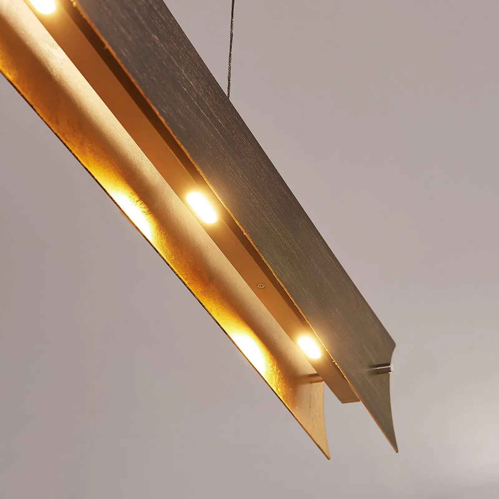 Pritemdomas Ebba LED pakabinamas šviestuvas, juodos ir auksinės spalvos