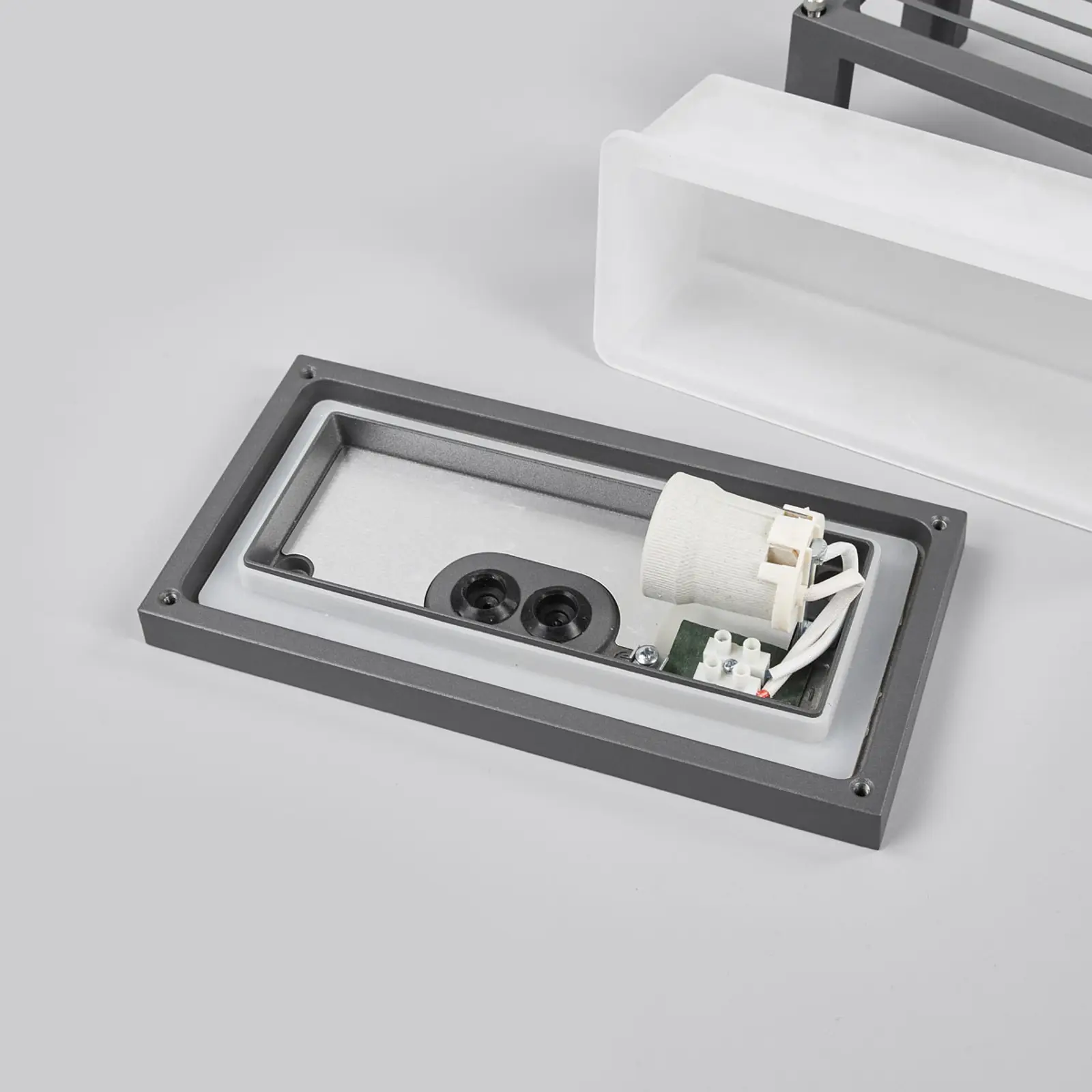 Dryžuotas lauko sieninis šviestuvas Aurelien, tamsiai pilka